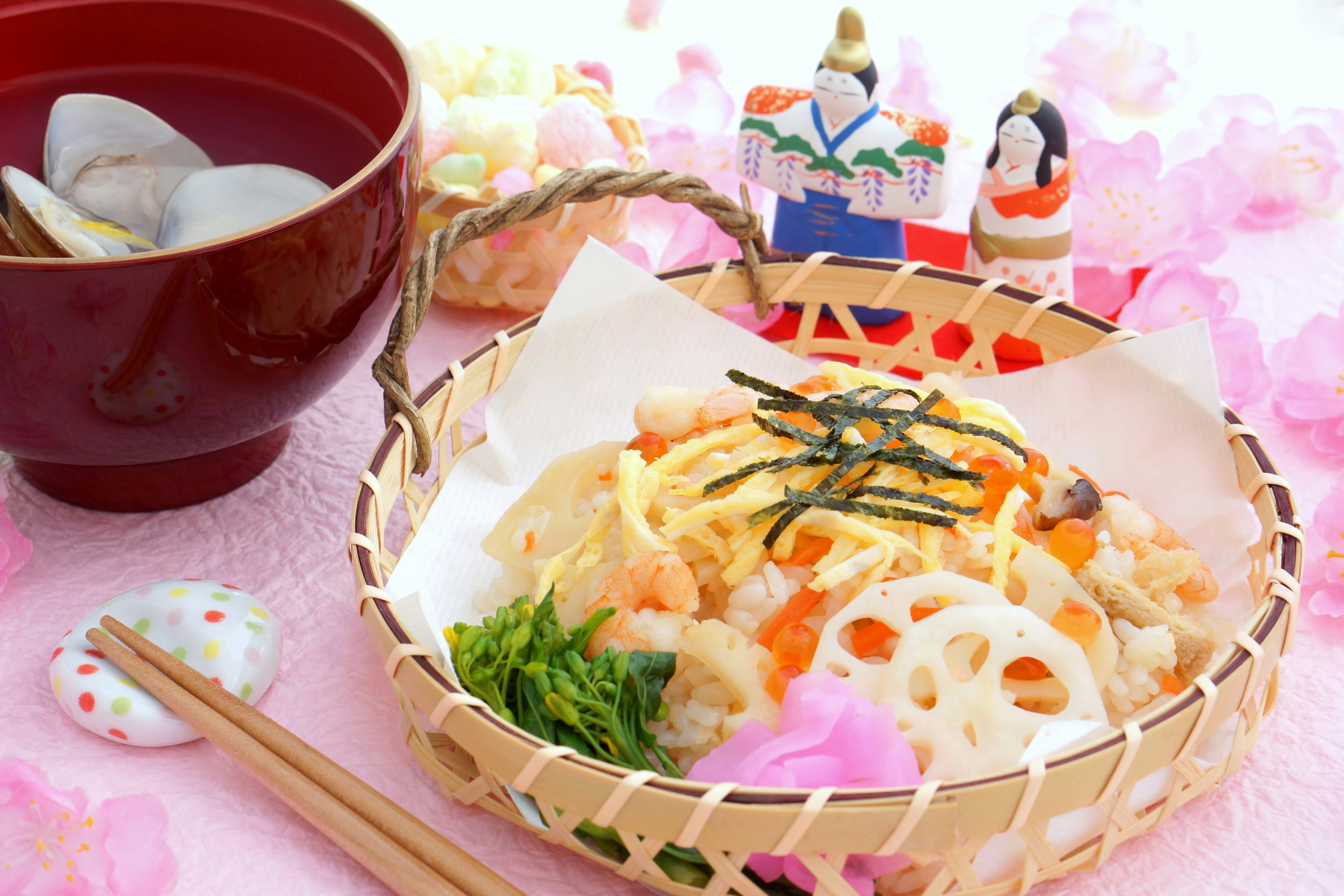 Piring makanan Jepang yang indah merayakan festival musim semi dengan boneka tradisional