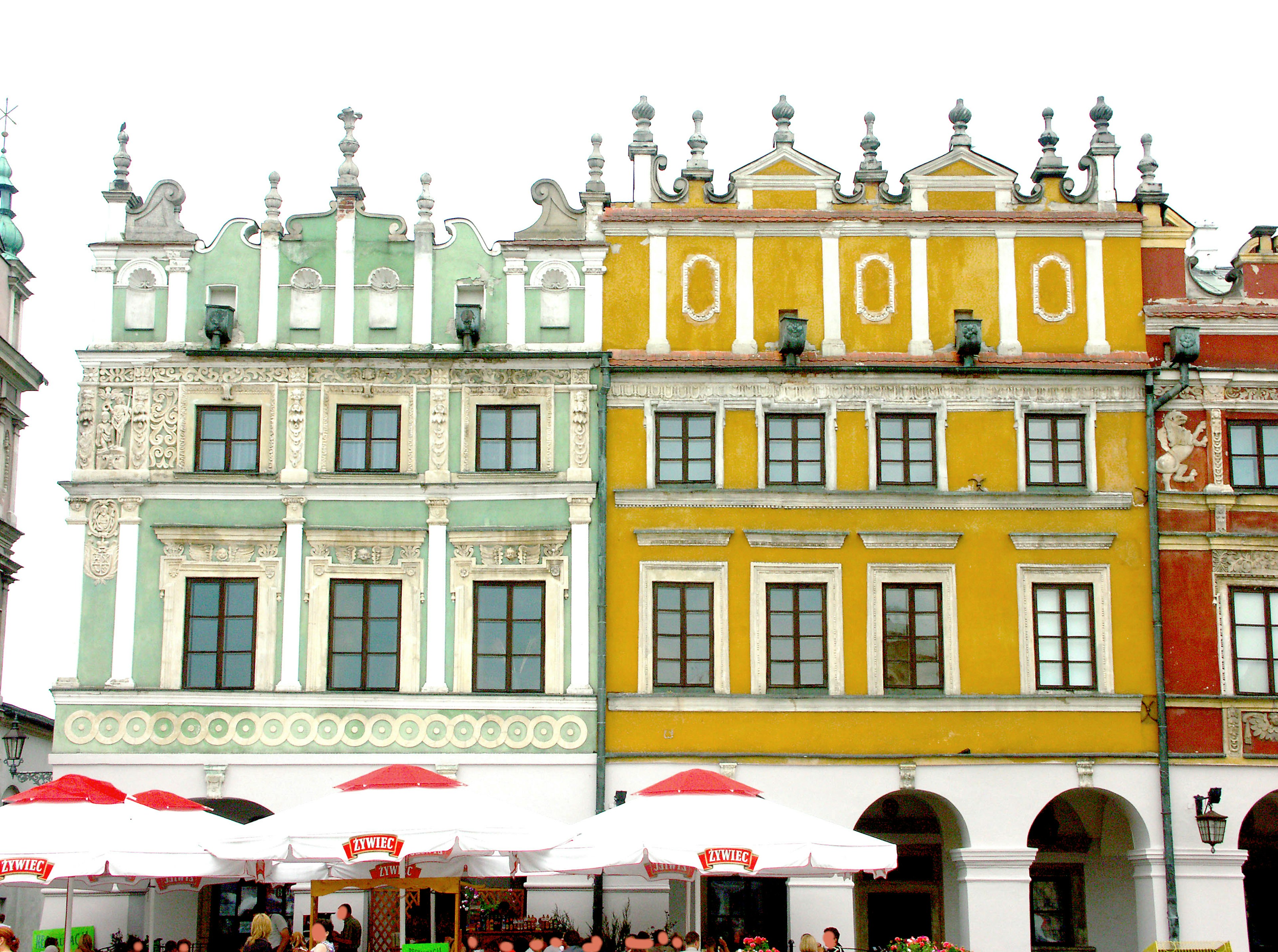 Edificios históricos coloridos a lo largo de una plaza