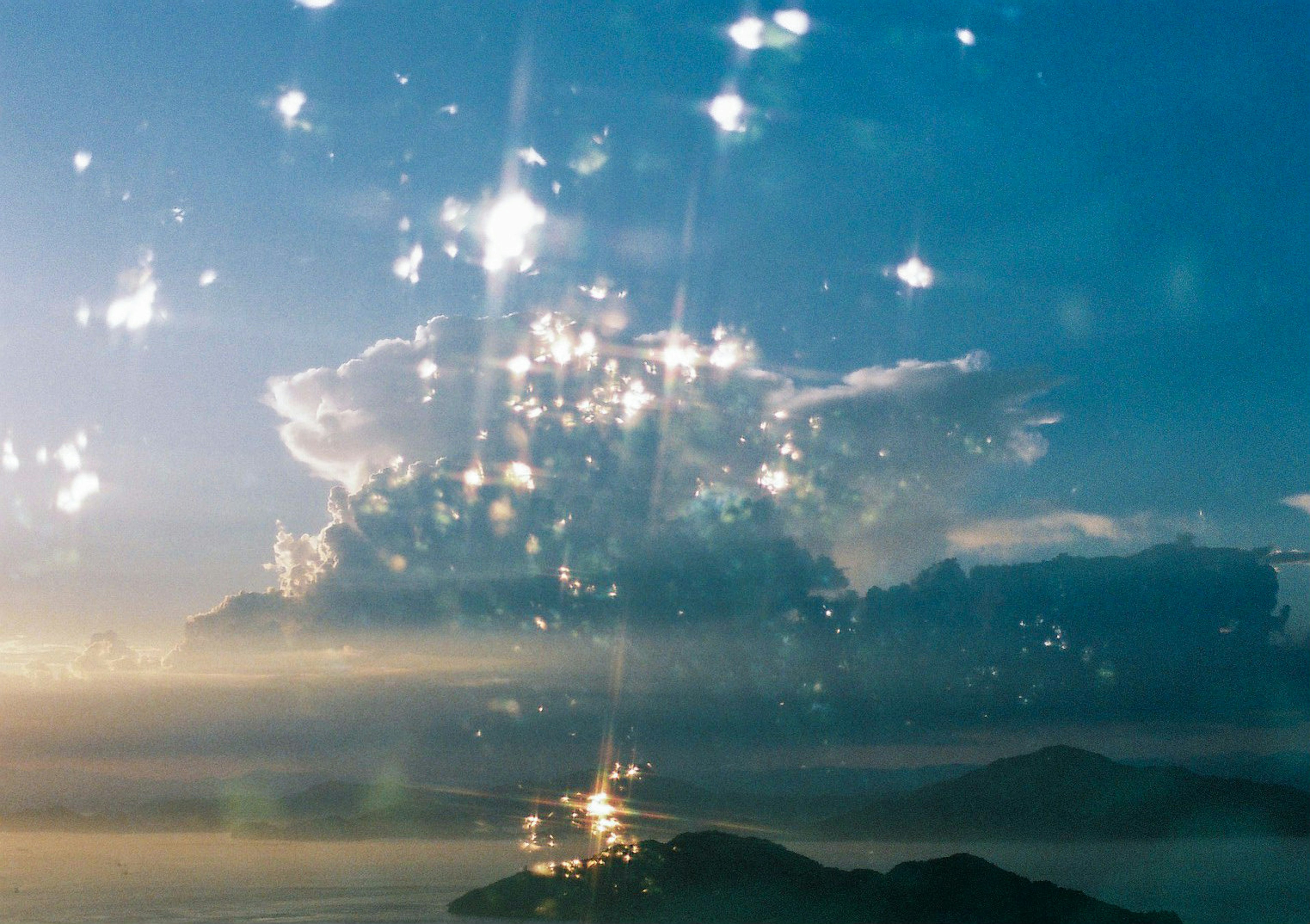 青い空に輝く雲と海の風景