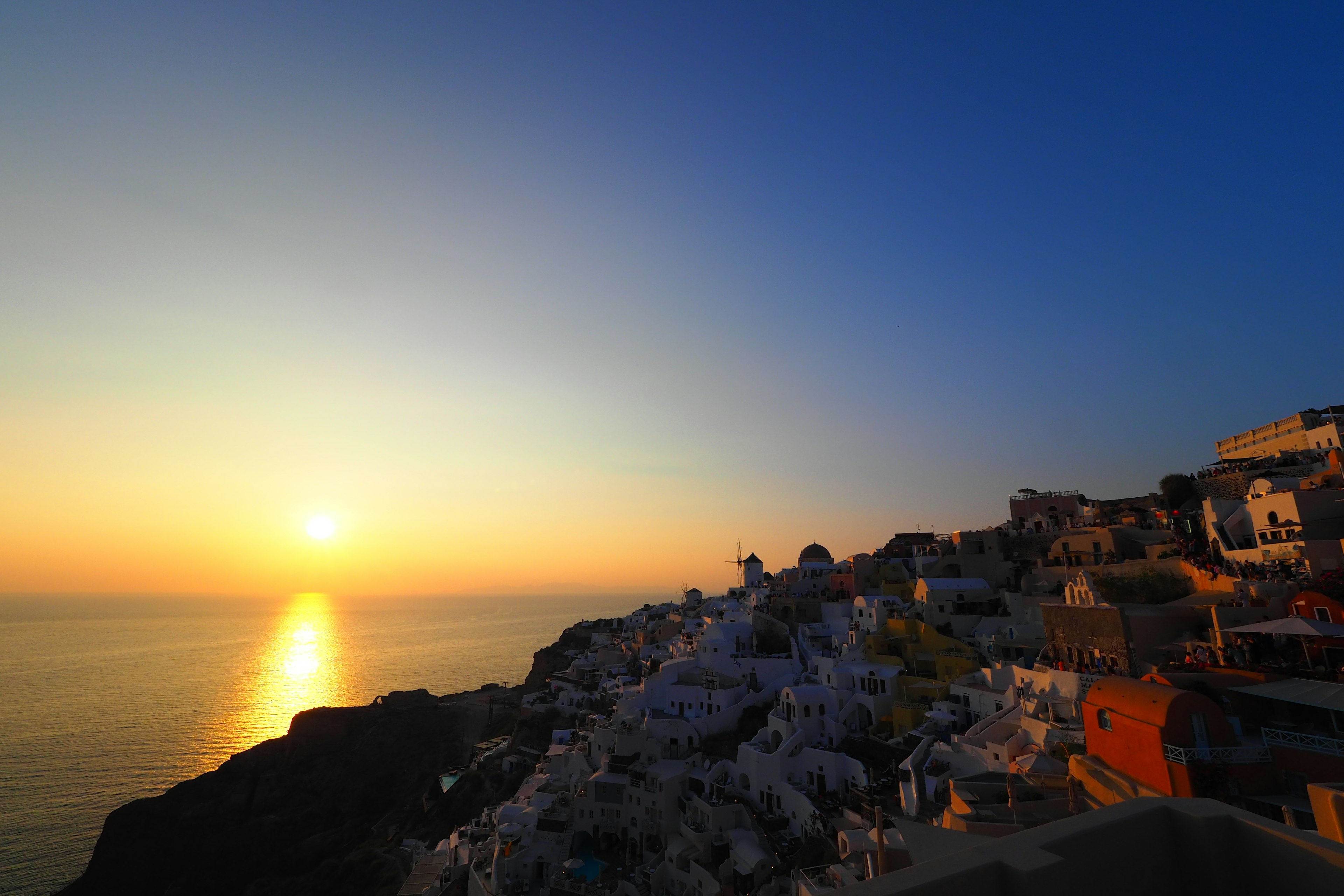 Pemandangan matahari terbenam yang indah di Santorini