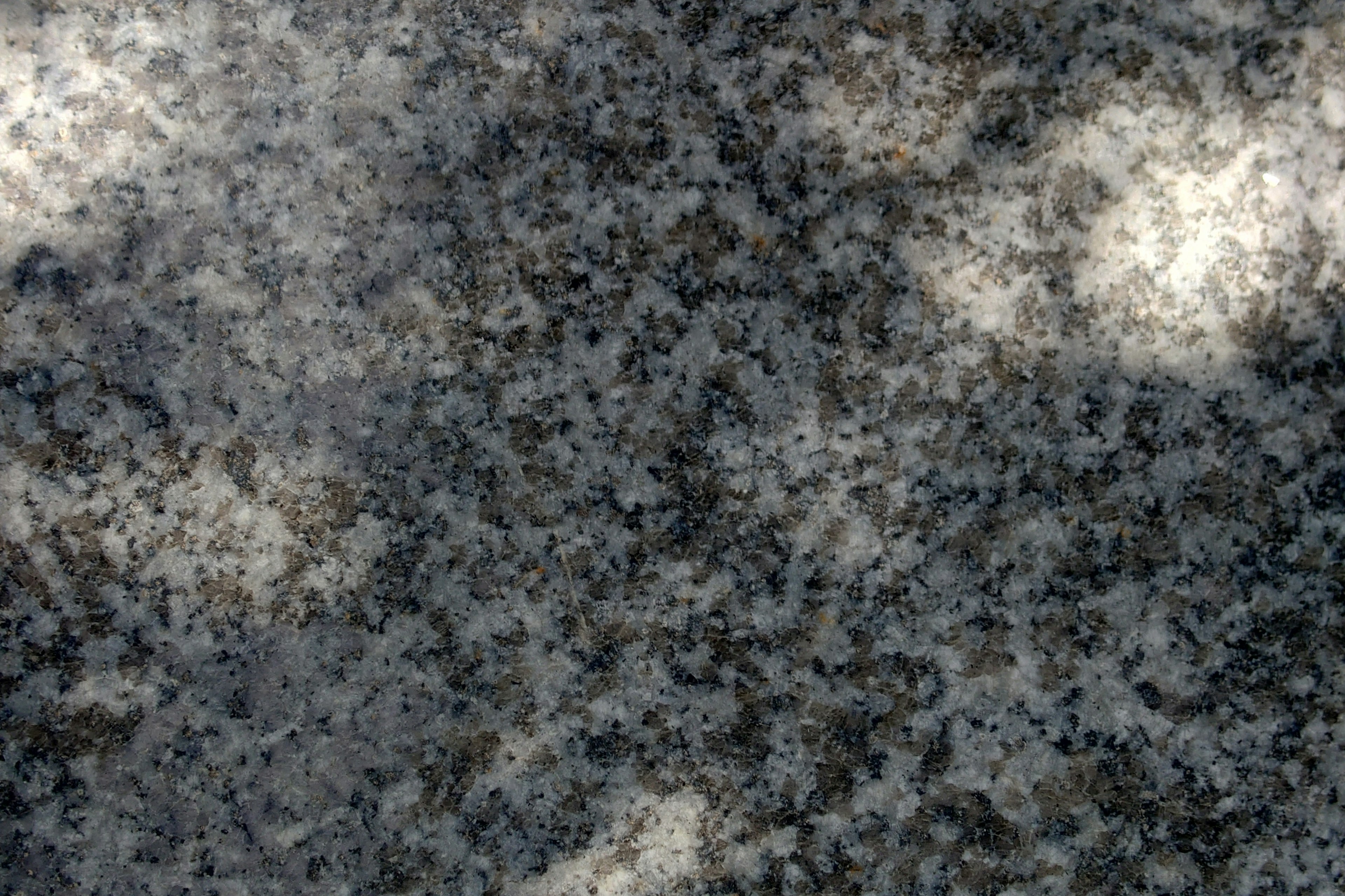 Surface de granit gris avec des motifs et des variations de couleur