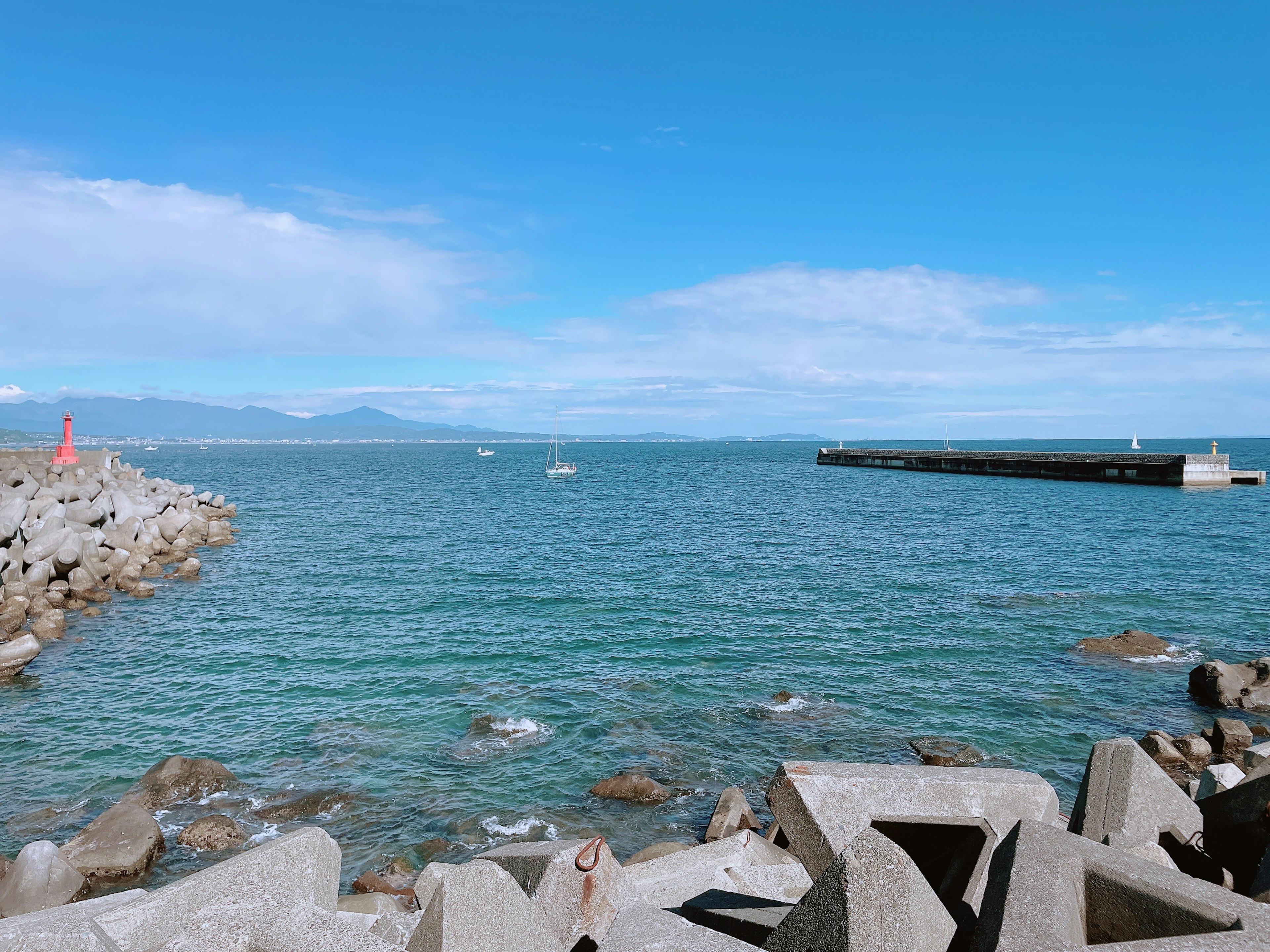 Malerscher Blick auf einen Hafen mit blauem Meer und Himmel Boote schwimmen auf ruhigem Wasser