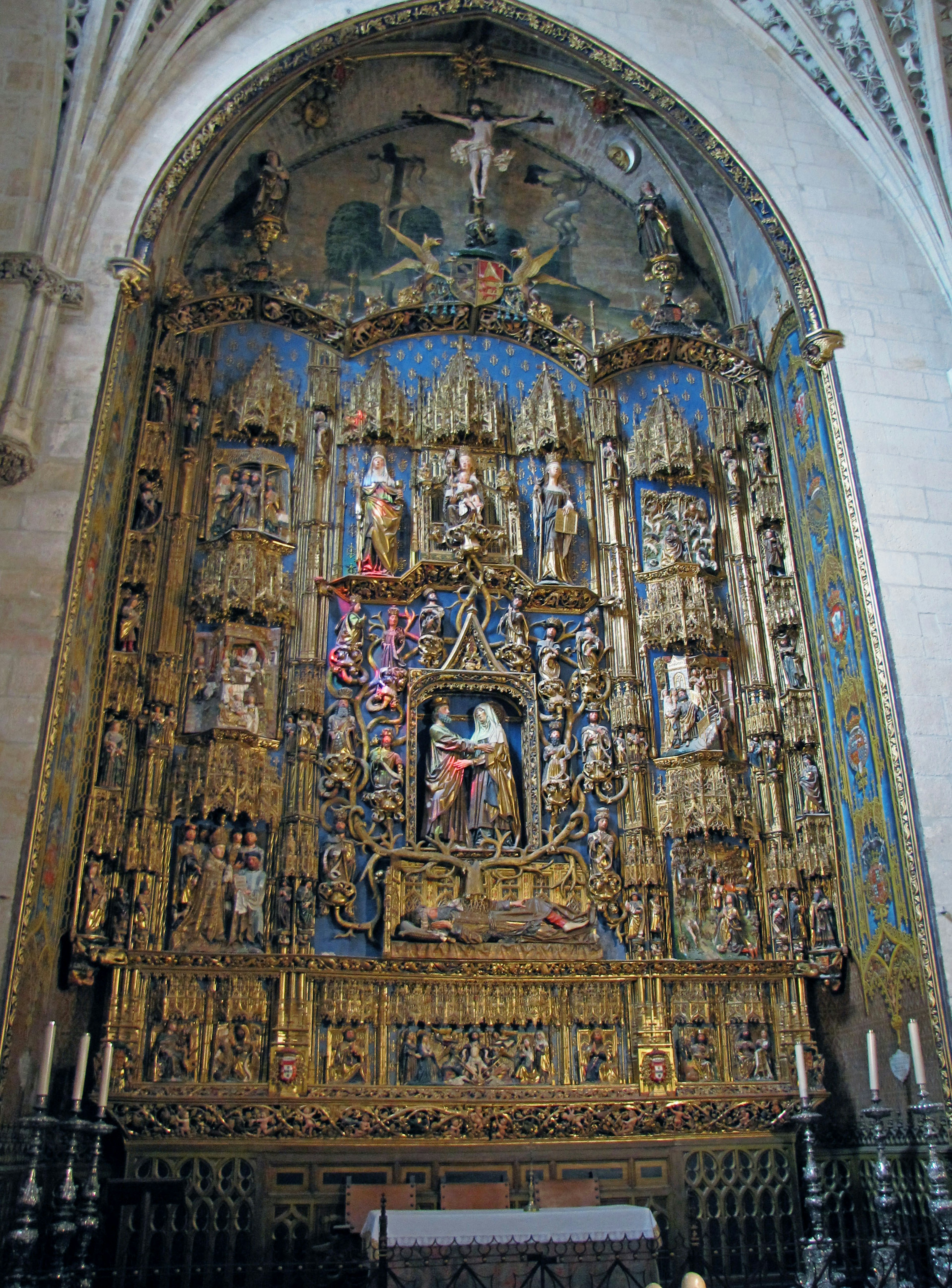 Retablo intrincadamente detallado con decoraciones doradas en una iglesia