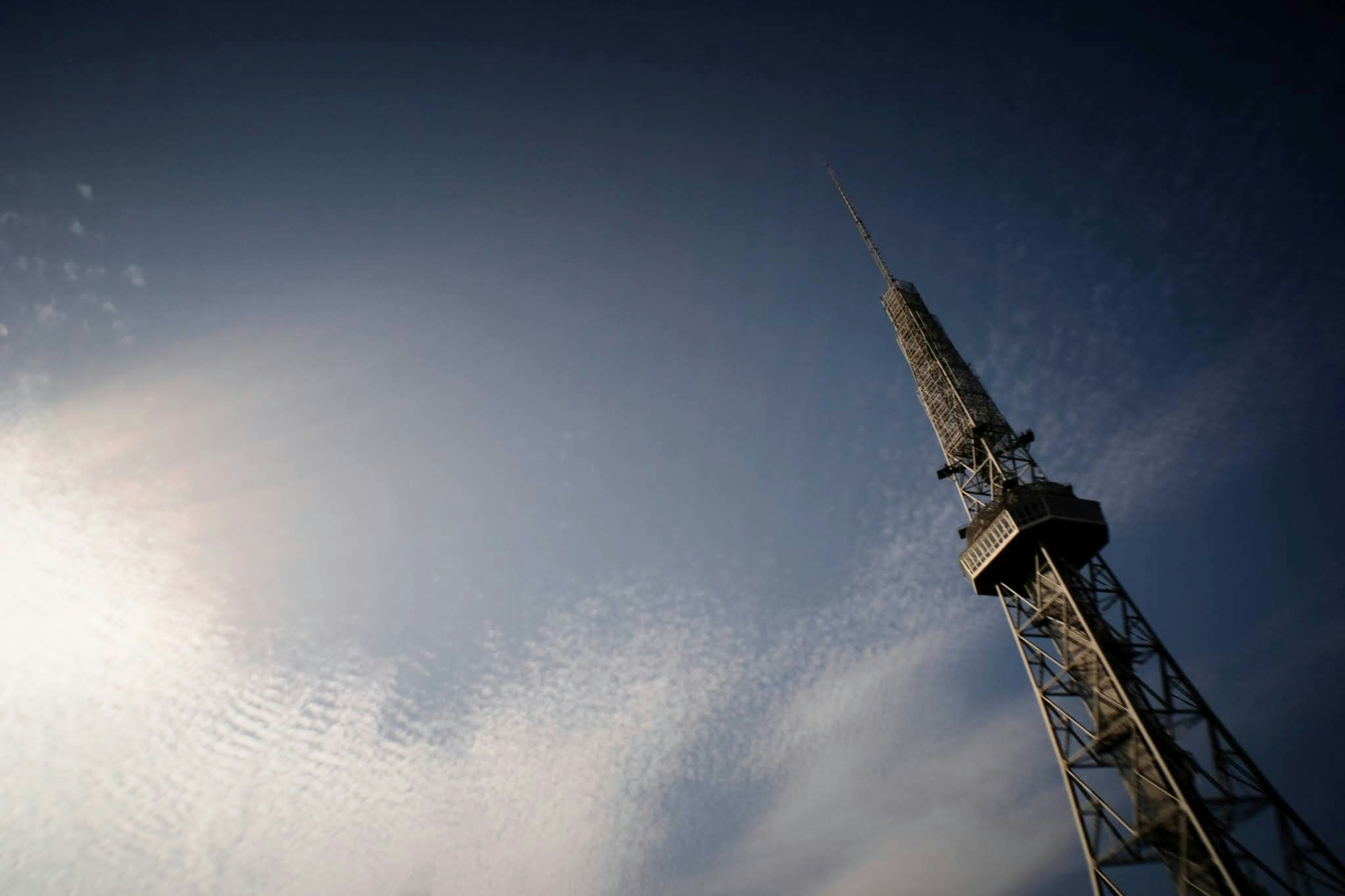 Menara komunikasi tinggi menjulang ke langit biru