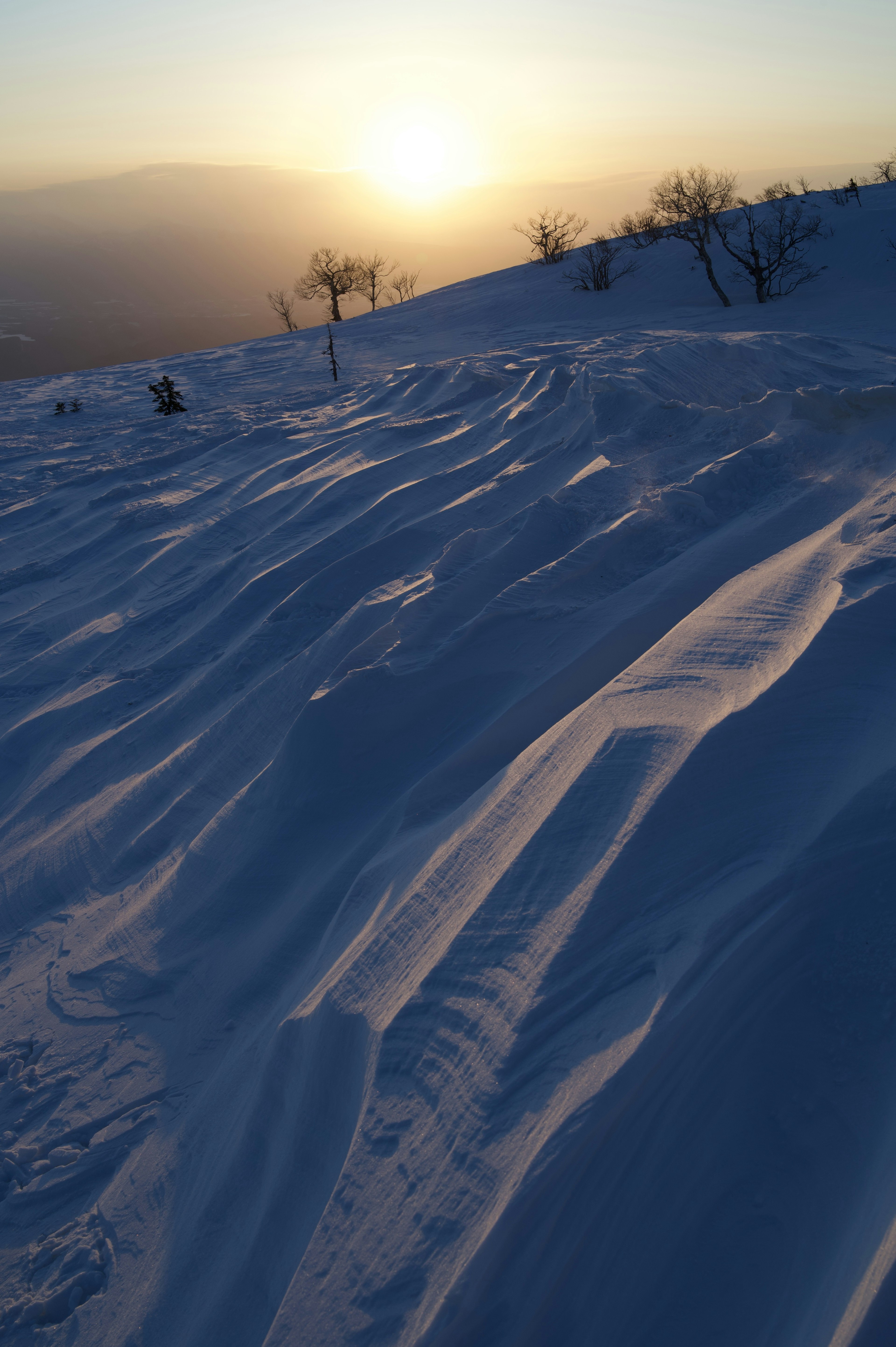 Paysage de colline enneigée avec un beau coucher de soleil