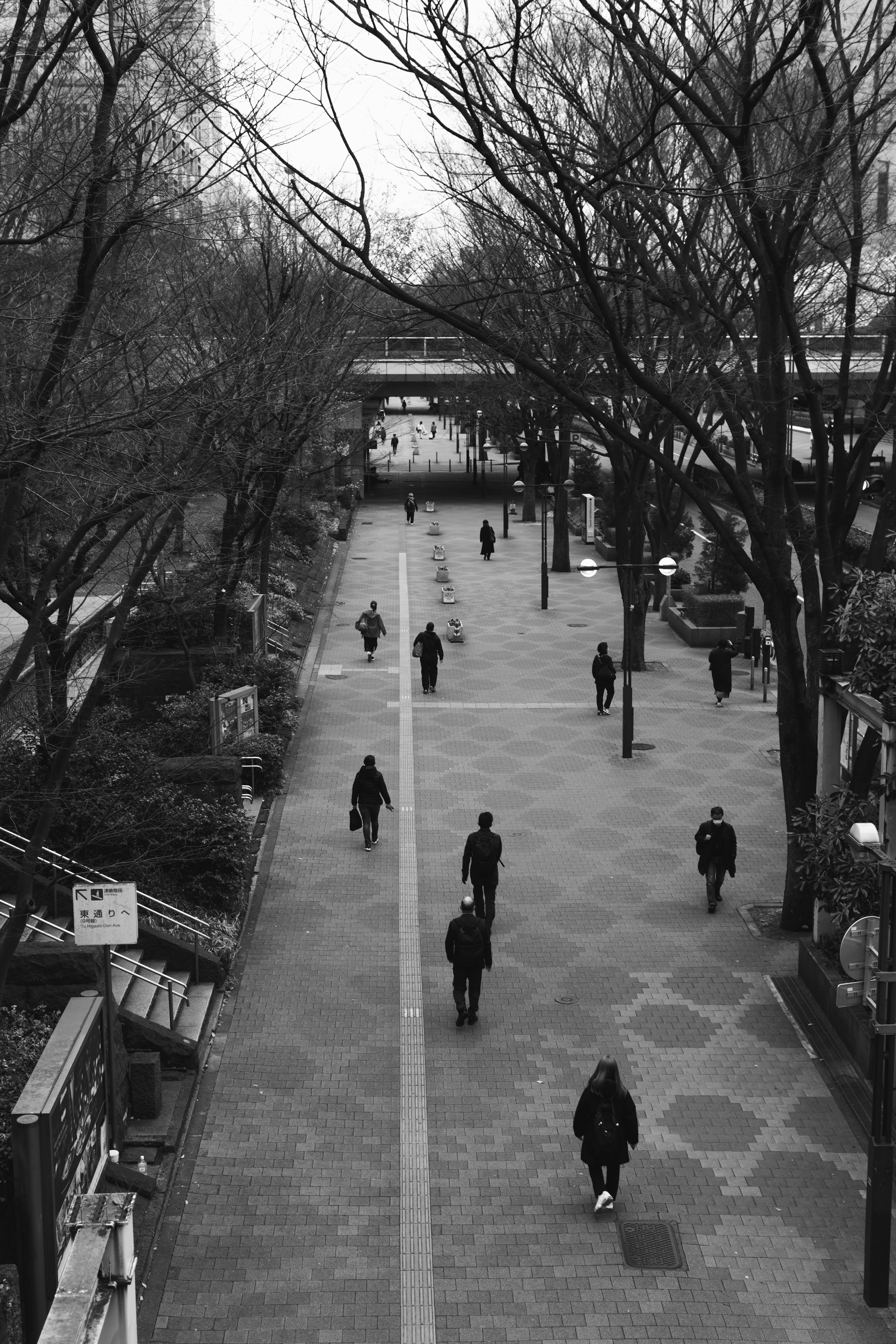 人々が歩いているモノクロの通りの風景