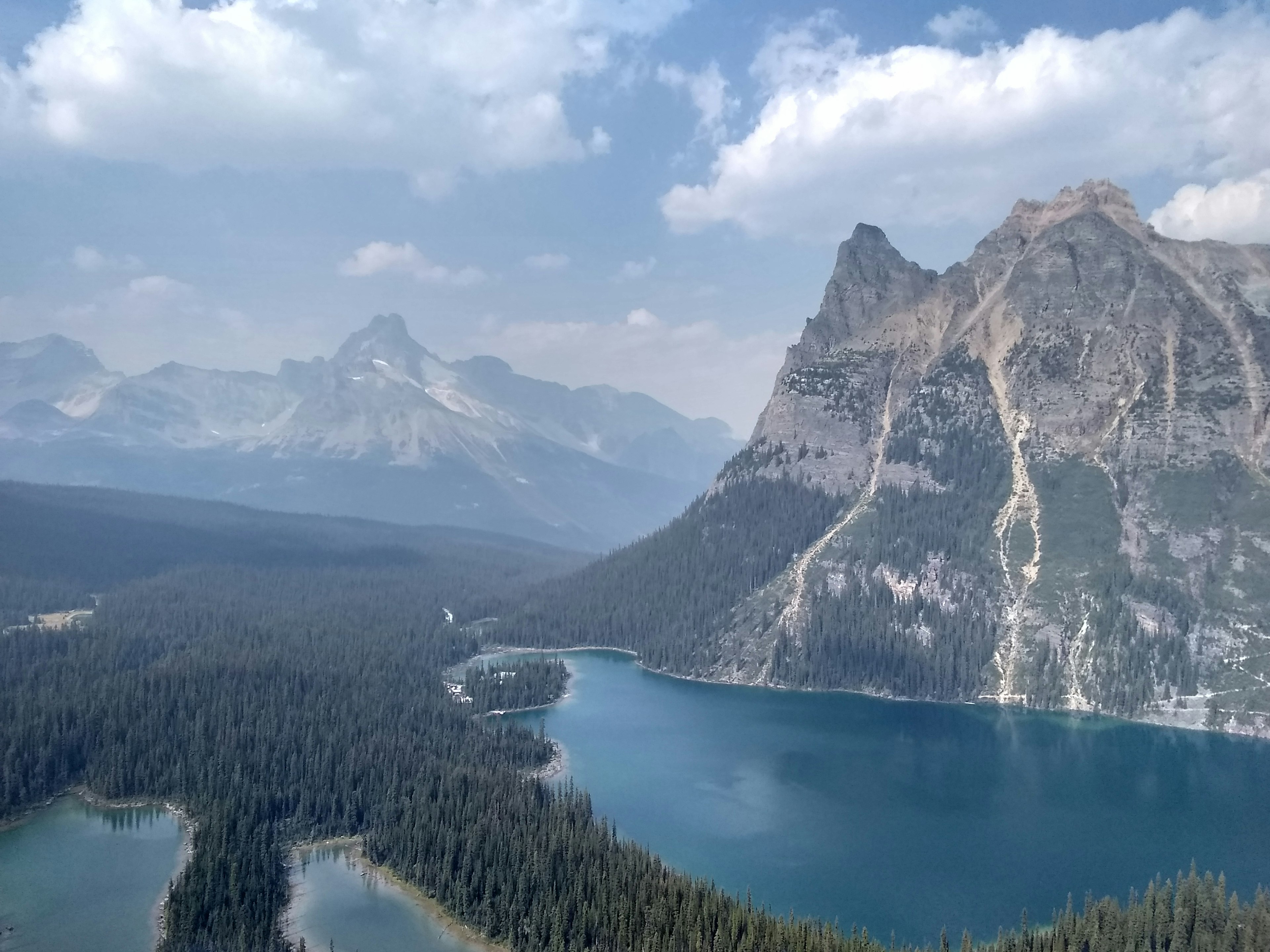 Vista panoramica di un lago circondato da montagne e foreste