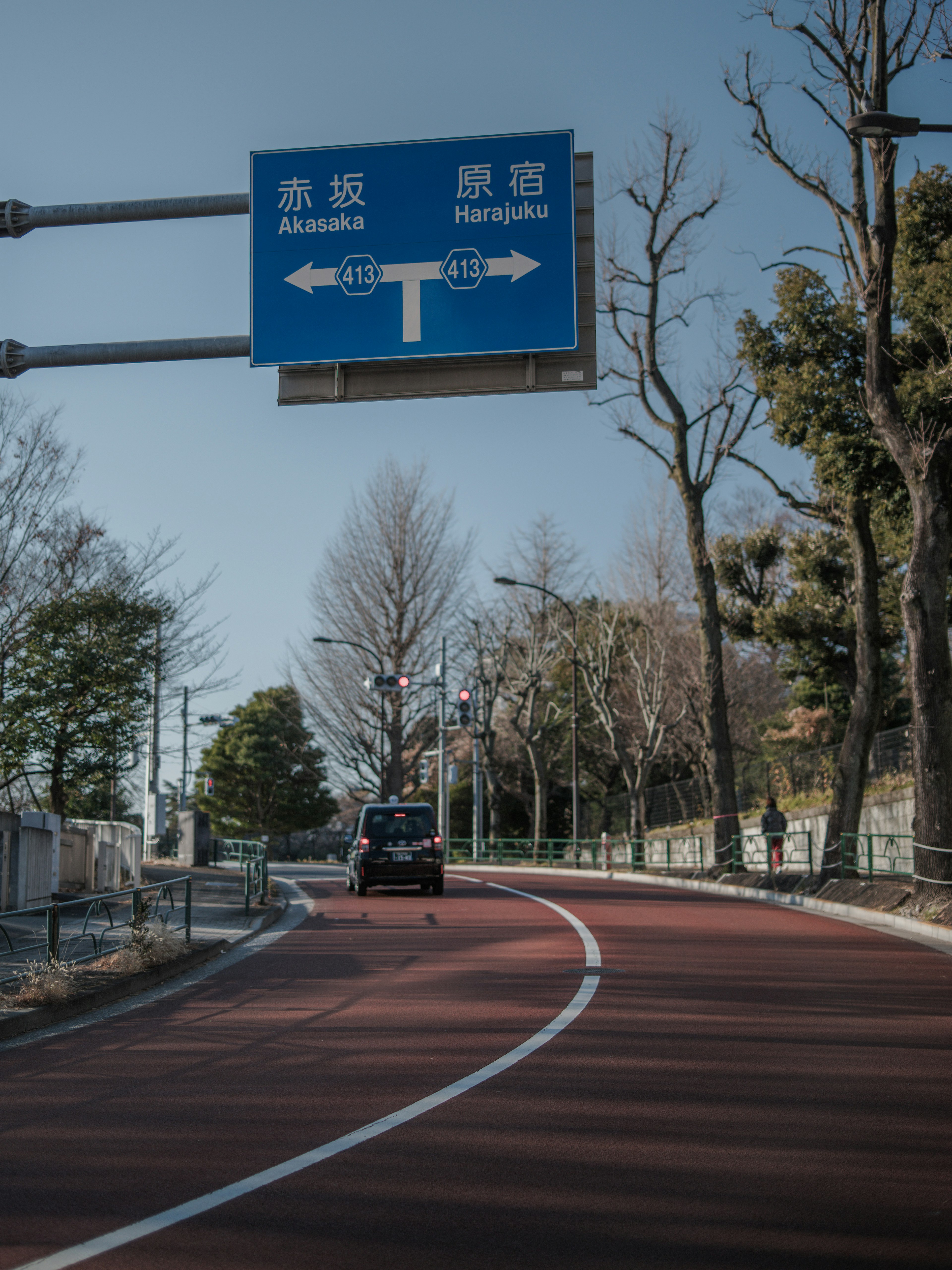 赤い道路と交通標識がある風景