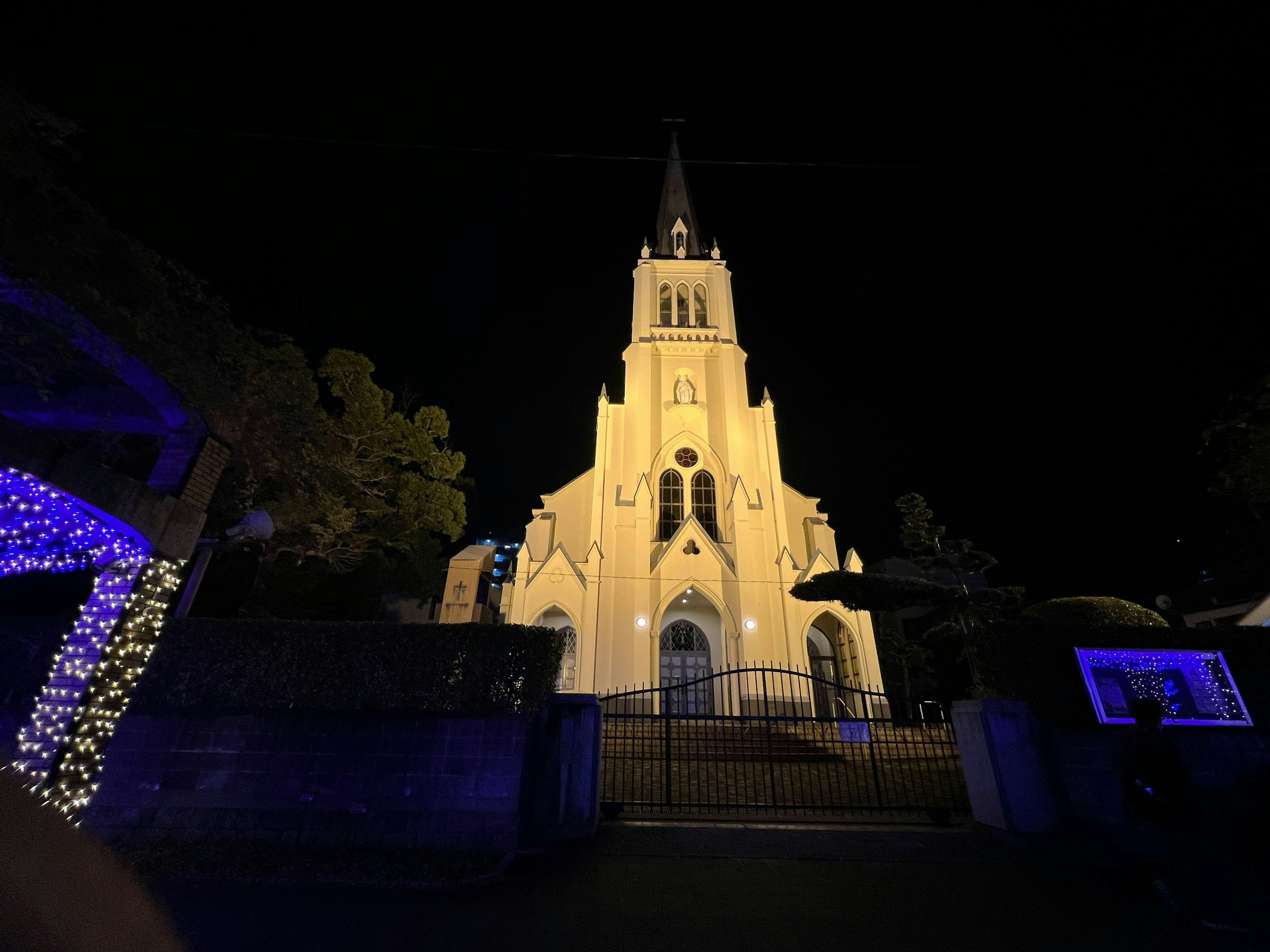 Beleuchtete Kirchenfassade bei Nacht