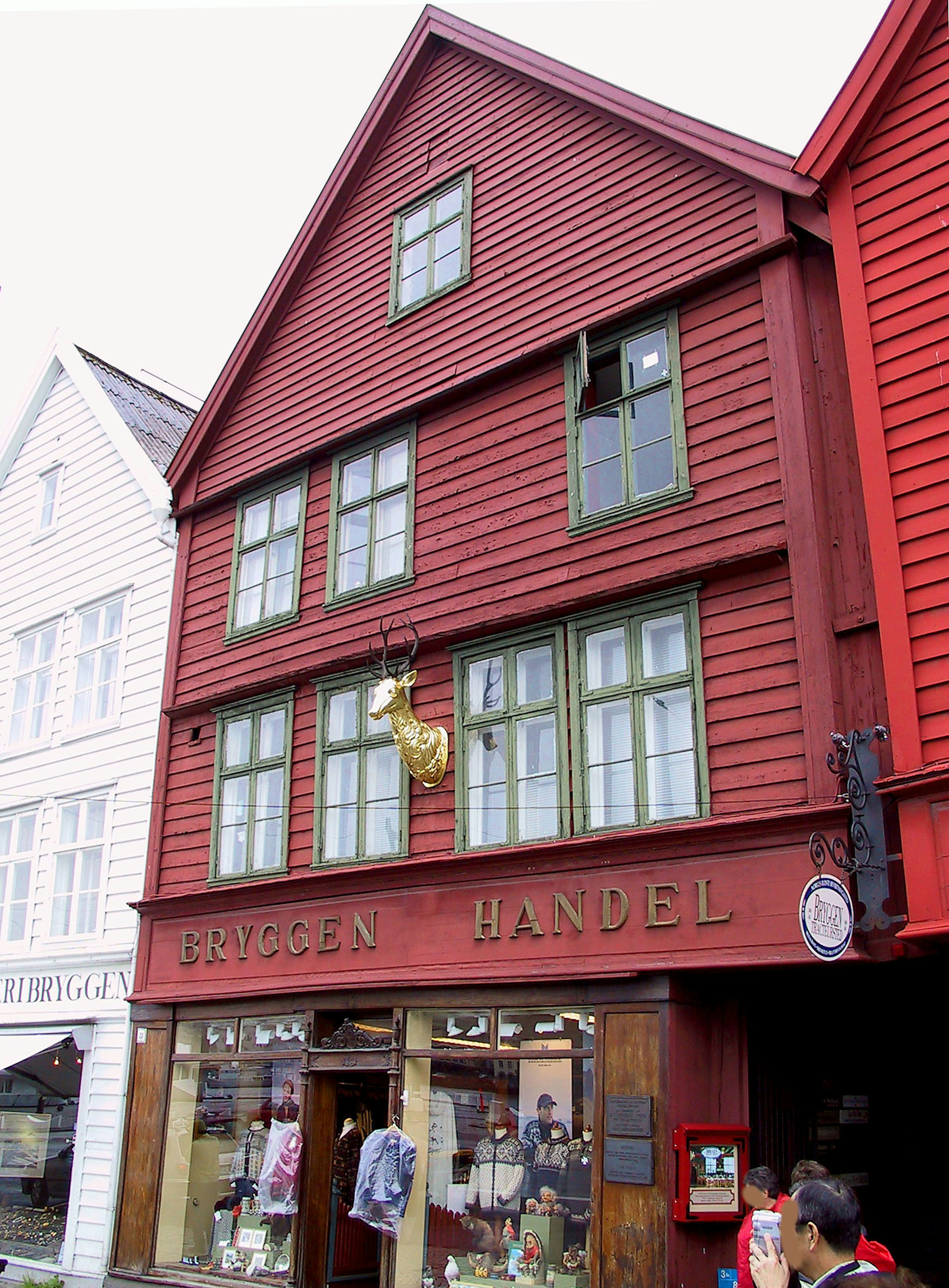 Historisches Gebäude mit roter Fassade im Bryggen-Viertel