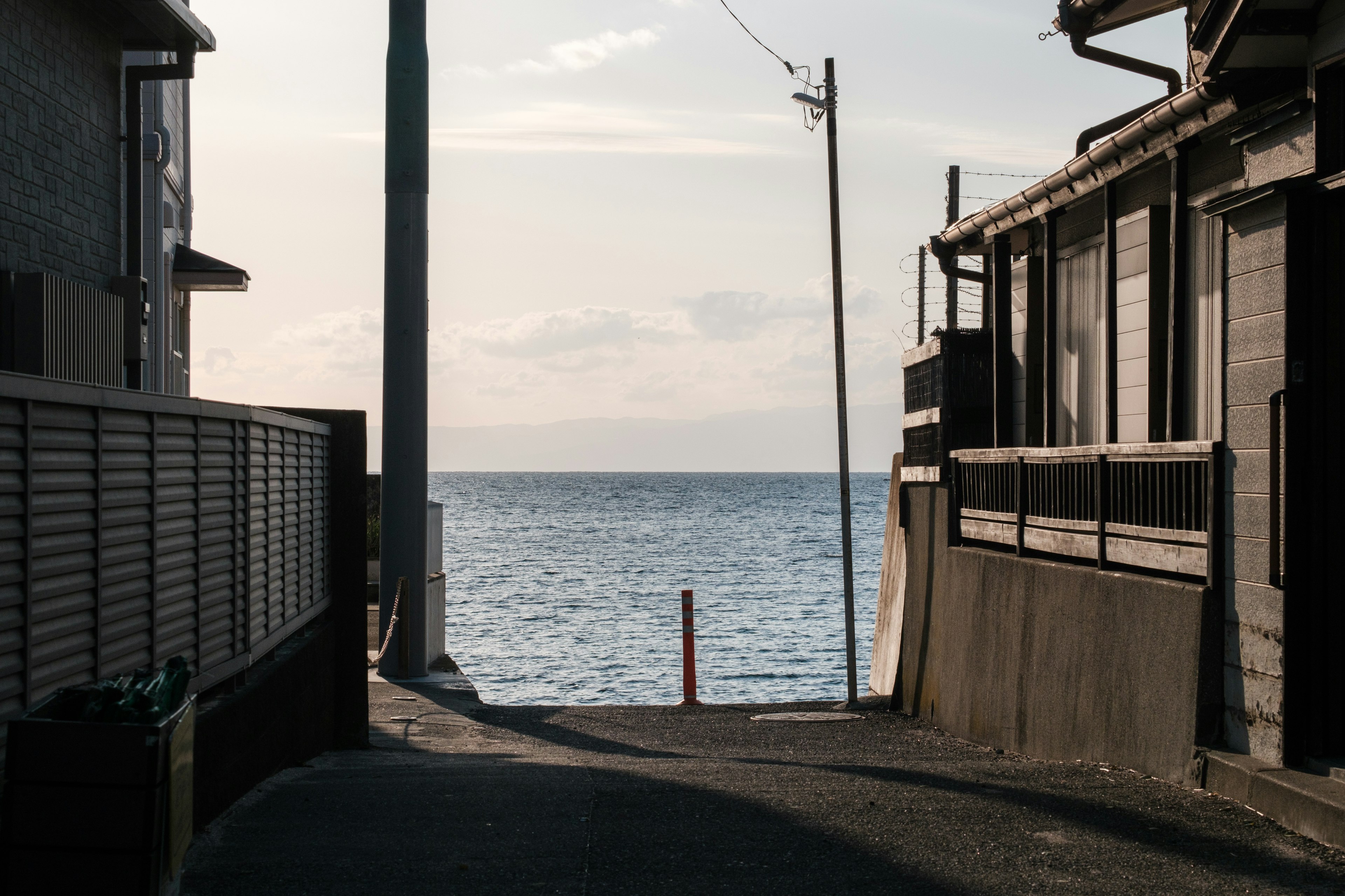 Ruhige Straße, die zum Meer mit Häusern führt