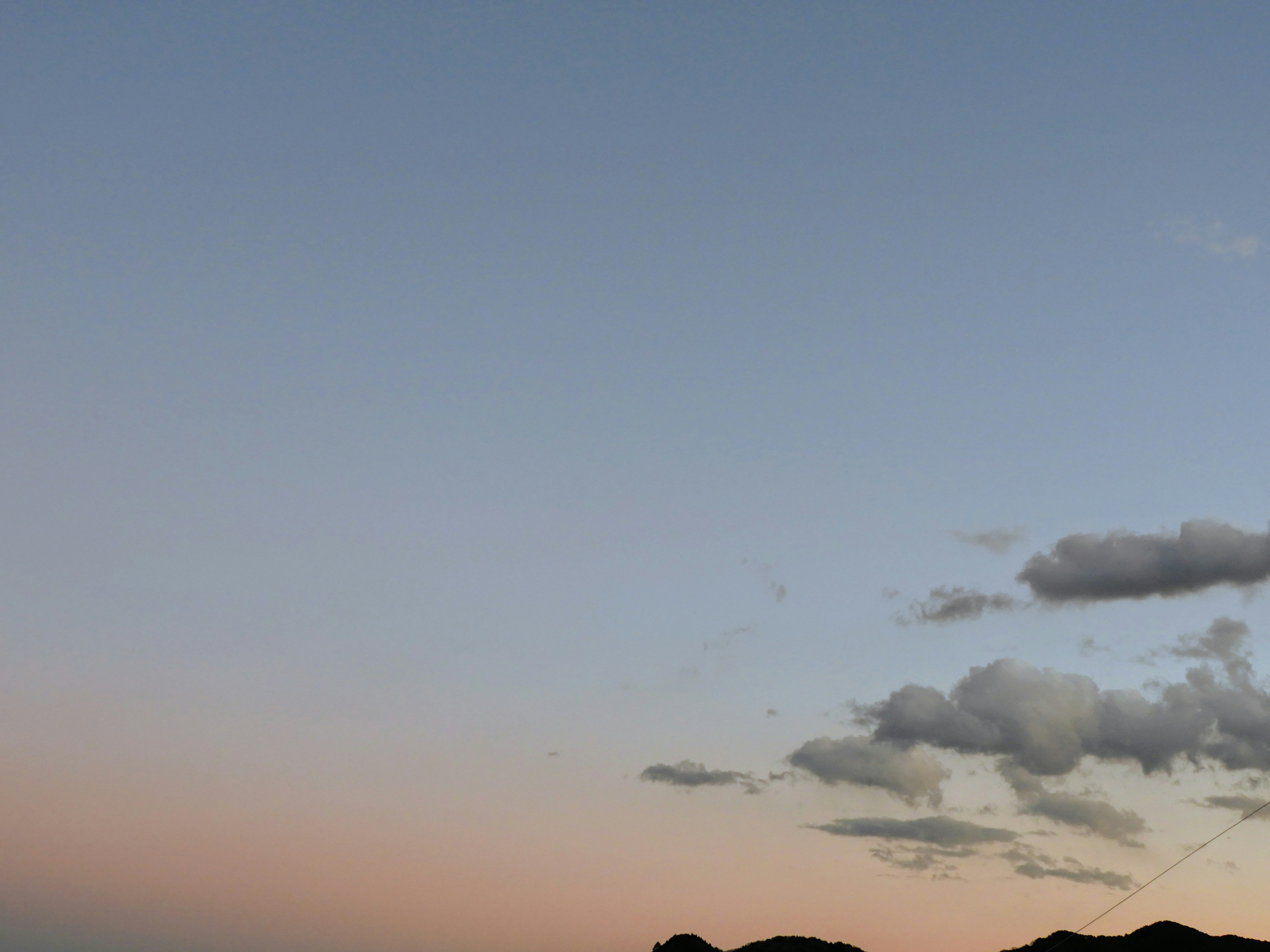 Ciel de coucher de soleil avec des nuages doux et des couleurs dégradées