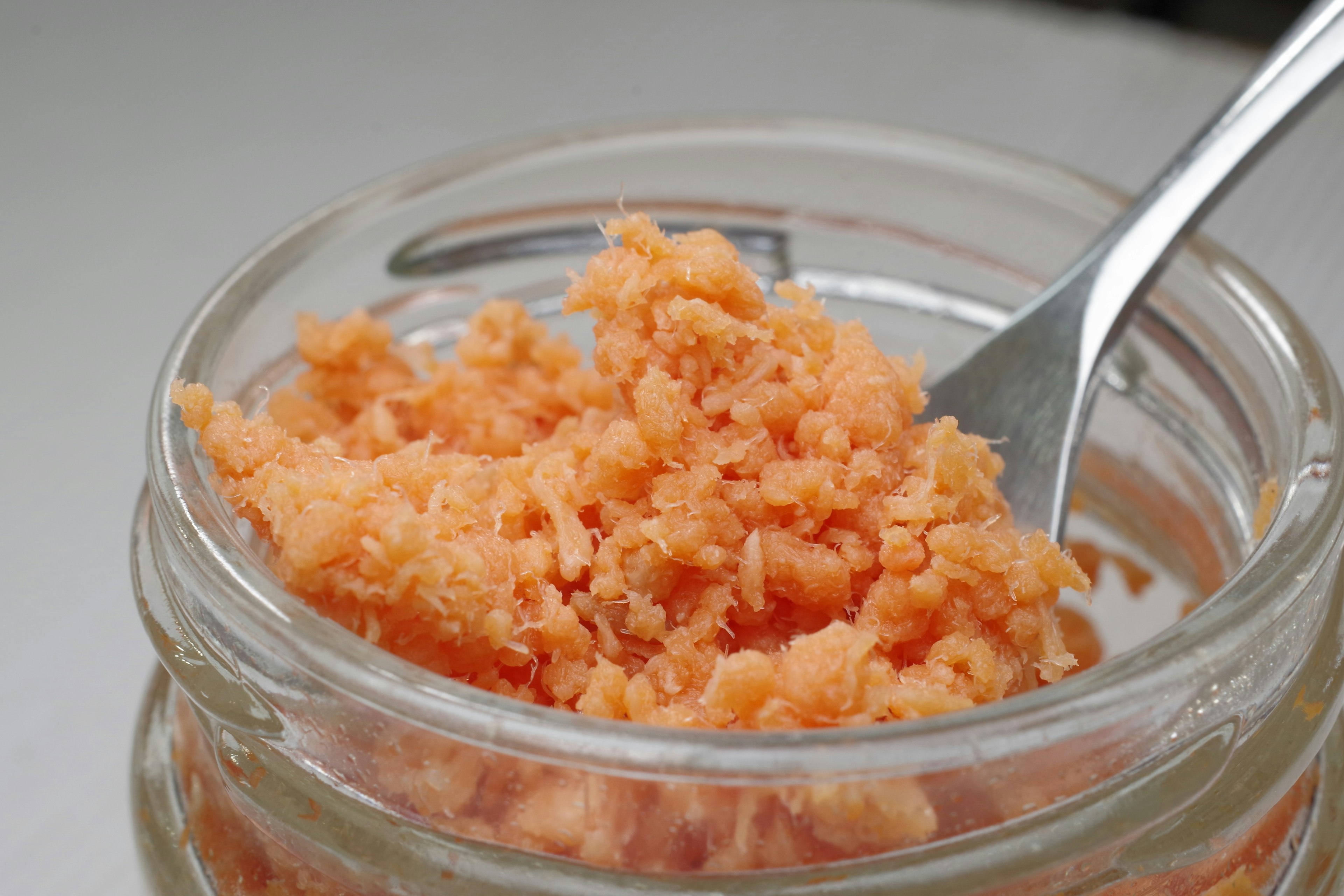 Pâte orange dans un pot avec une cuillère