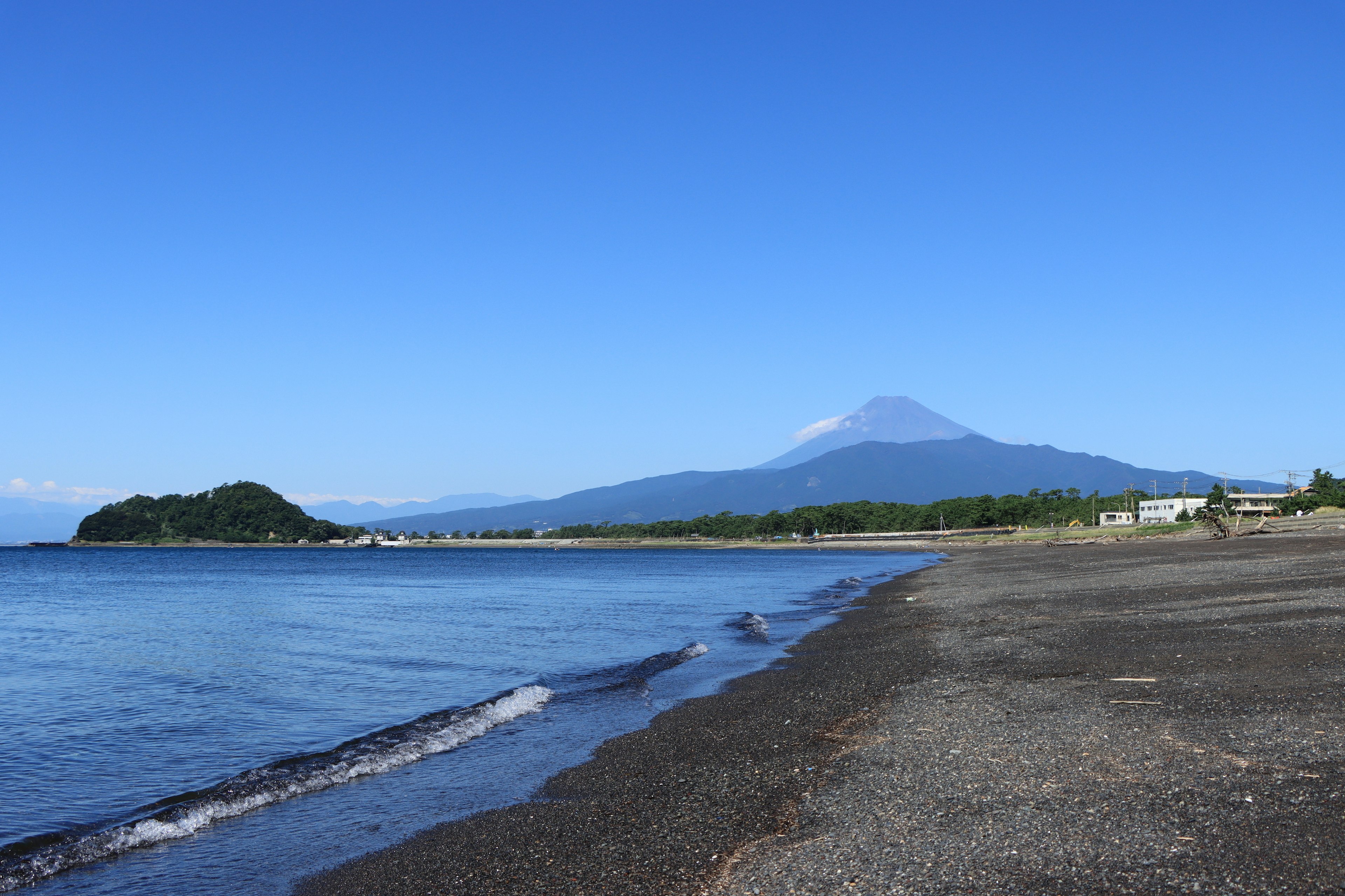 Malersicher Blick auf den Fuji mit klarem blauen Himmel und ruhigem Meer