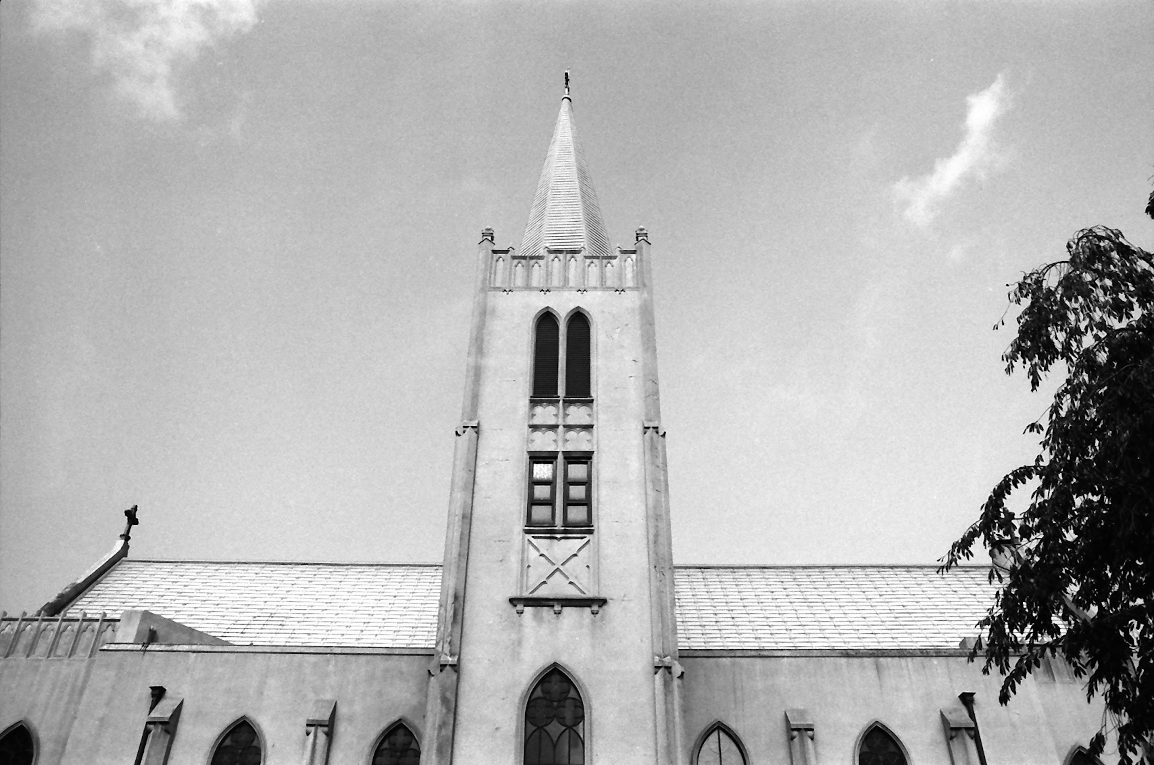 Imagen en blanco y negro de una torre de iglesia y detalles exteriores