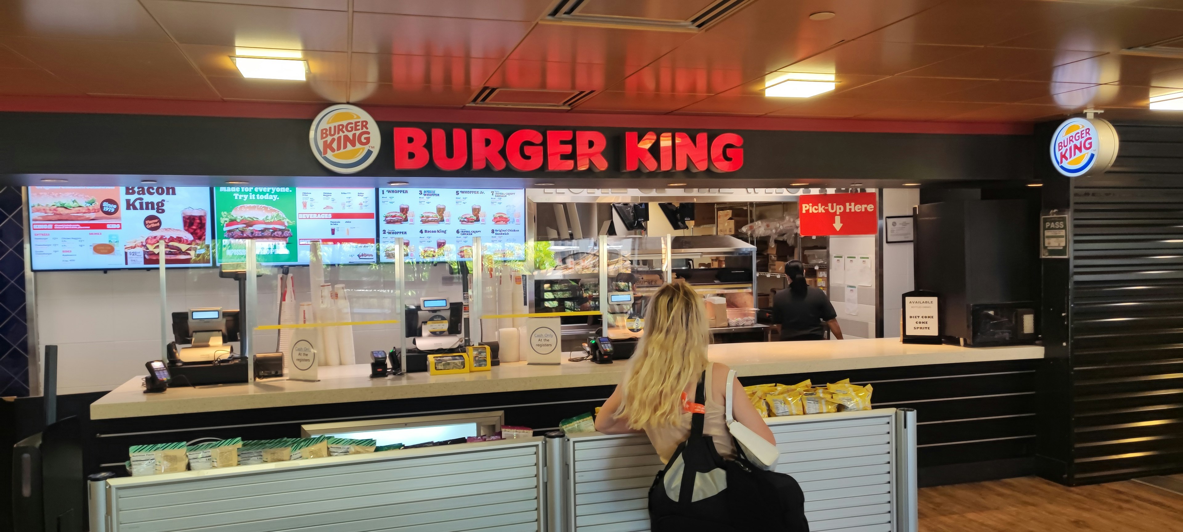 Bild von einer Burger King Theke mit sichtbarem Menü und Kunde