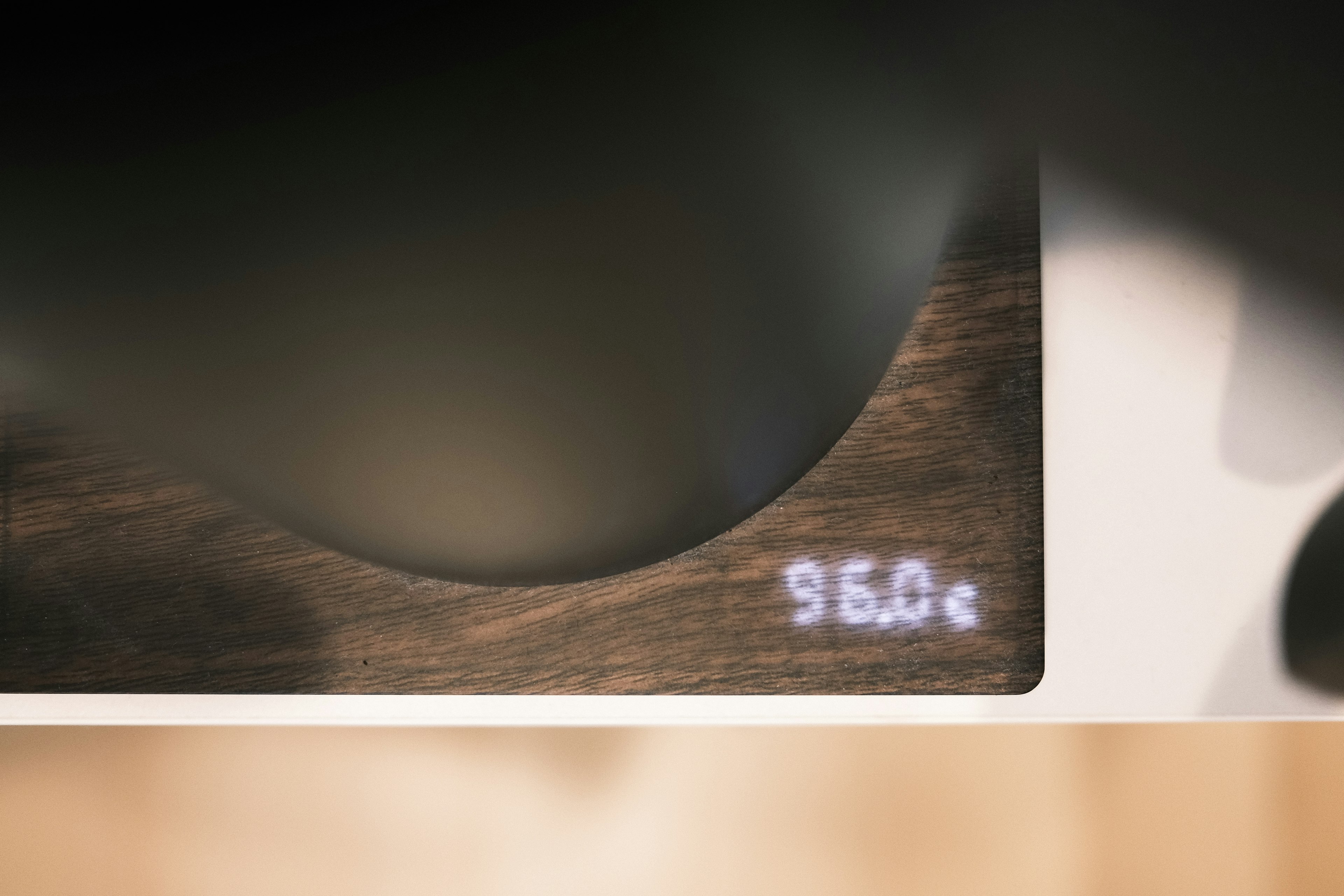 Display della temperatura su un apparecchio dal design in legno