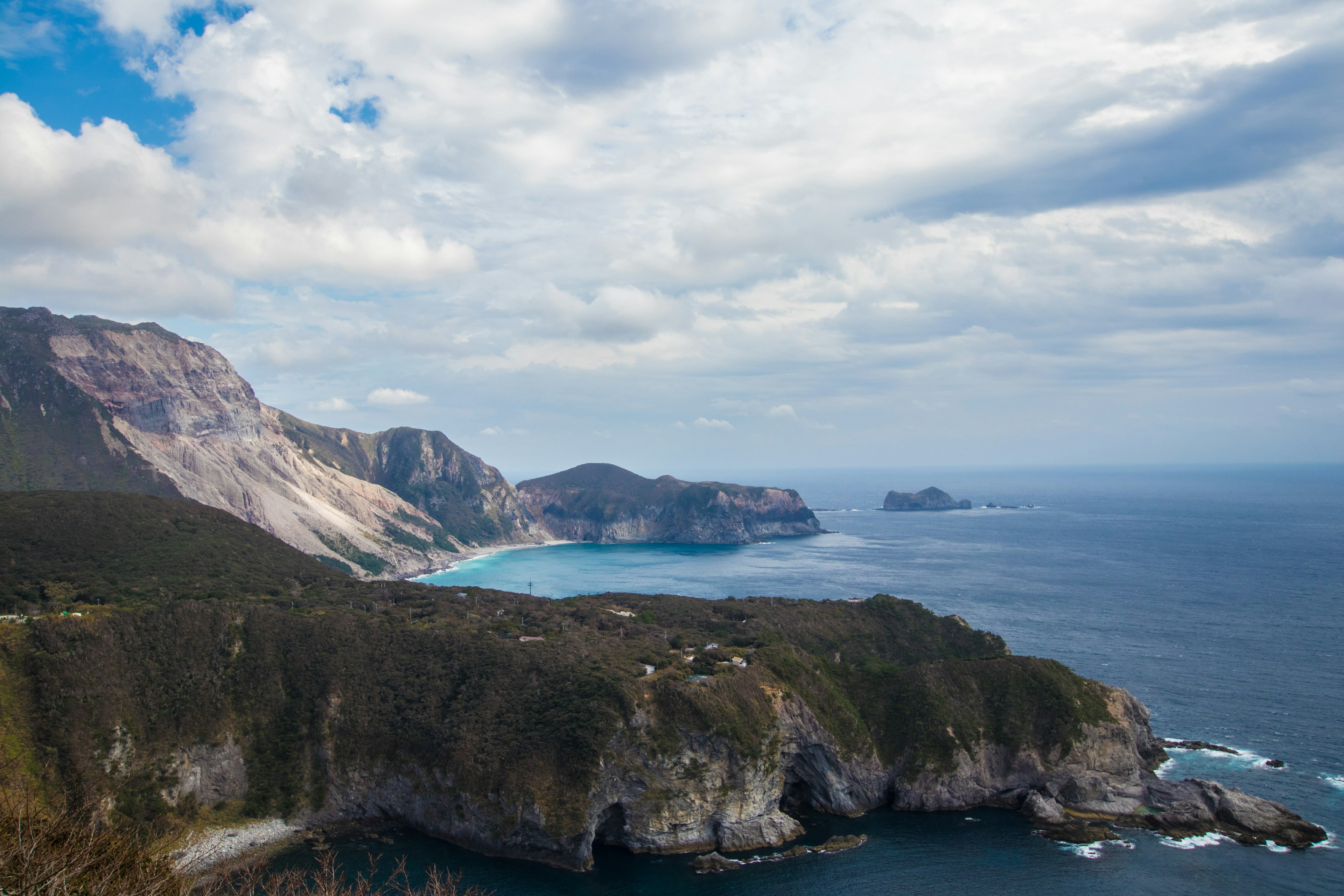 Côte pittoresque avec mer bleue et falaises dramatiques