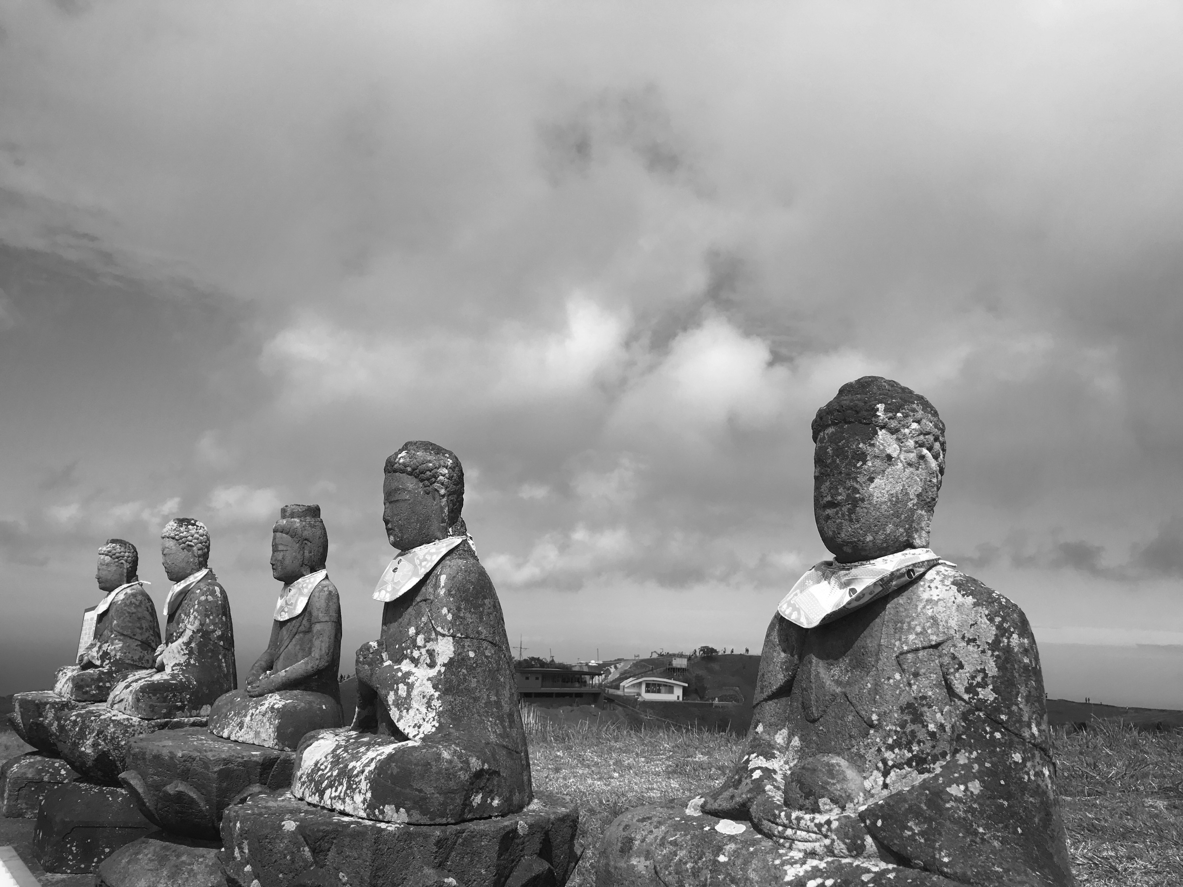 Fila de estatuas Moai en la Isla de Pascua