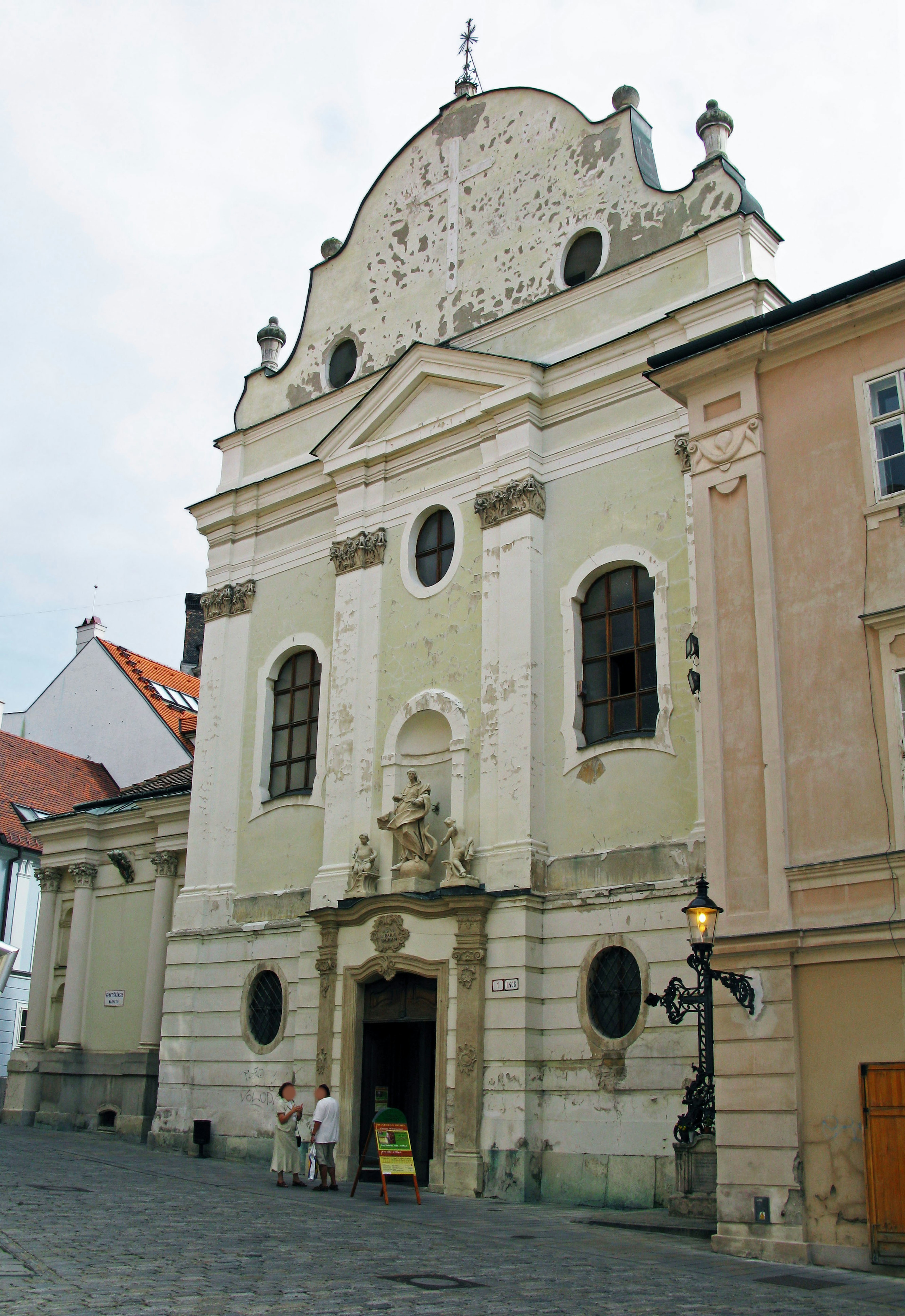 Außenansicht einer schönen Kirche, umgeben von historischen Gebäuden