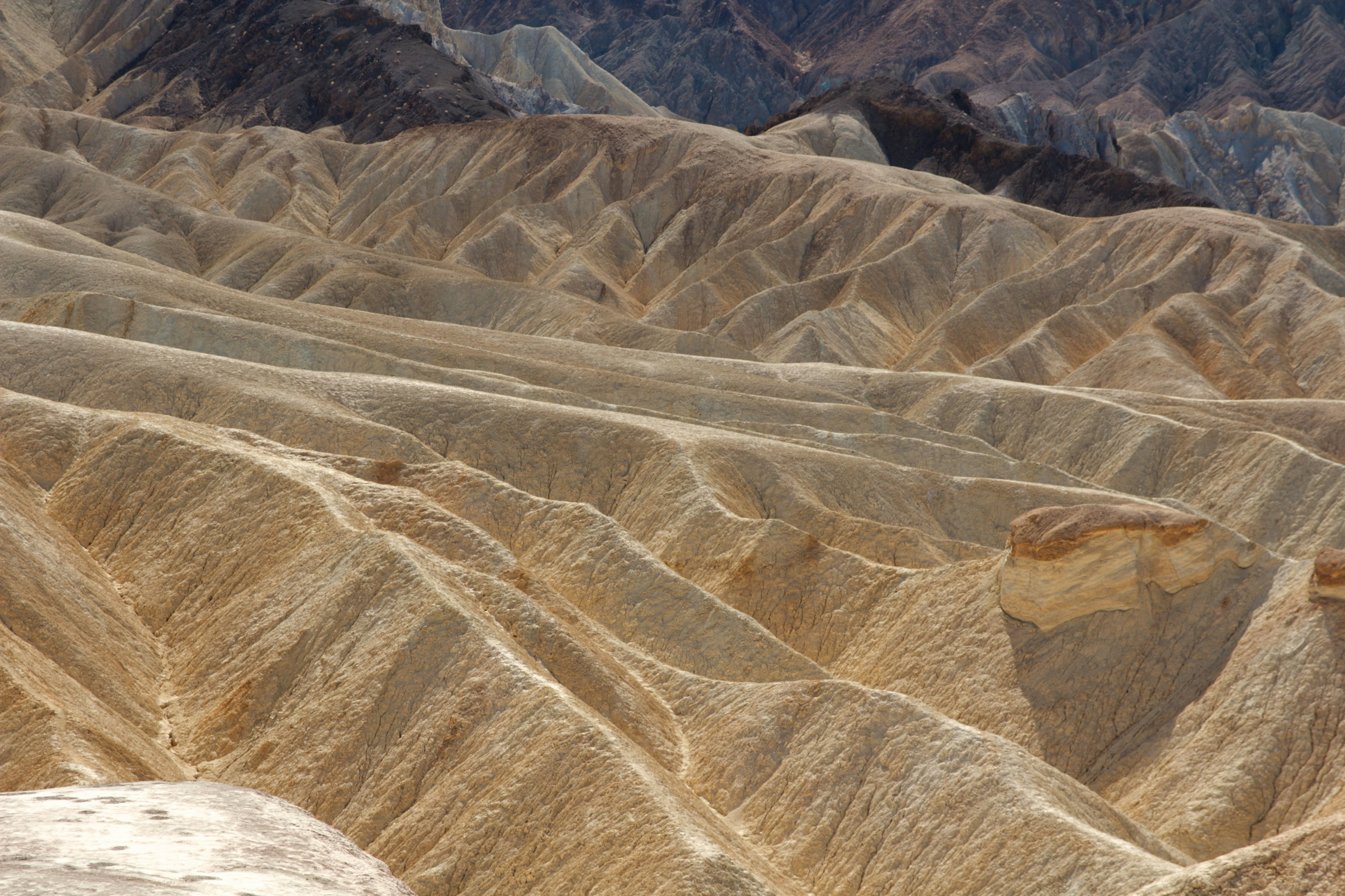 Un paesaggio di terreno montuoso secco e stratificato