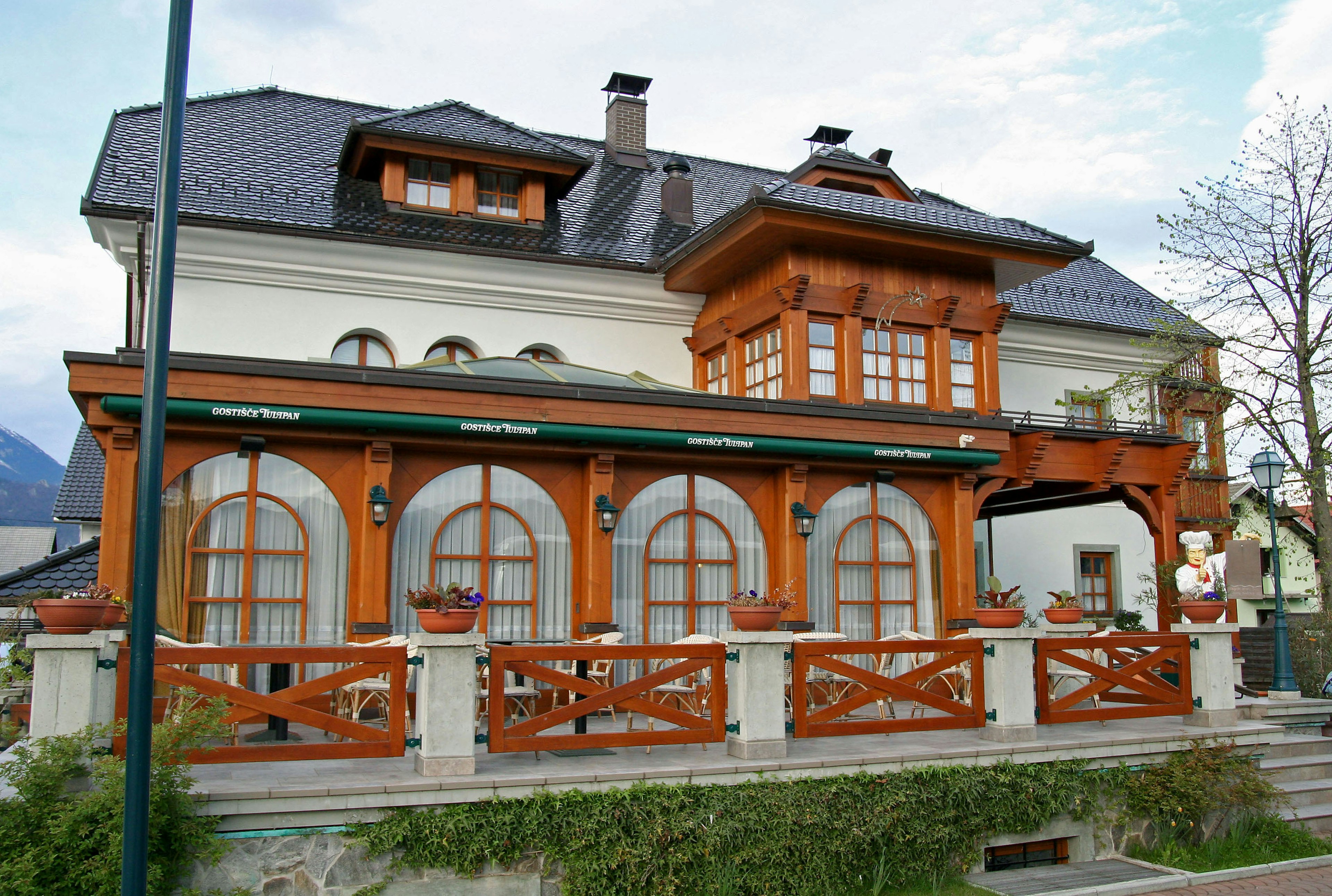 Casa lussuosa con bellissimo balcone in legno