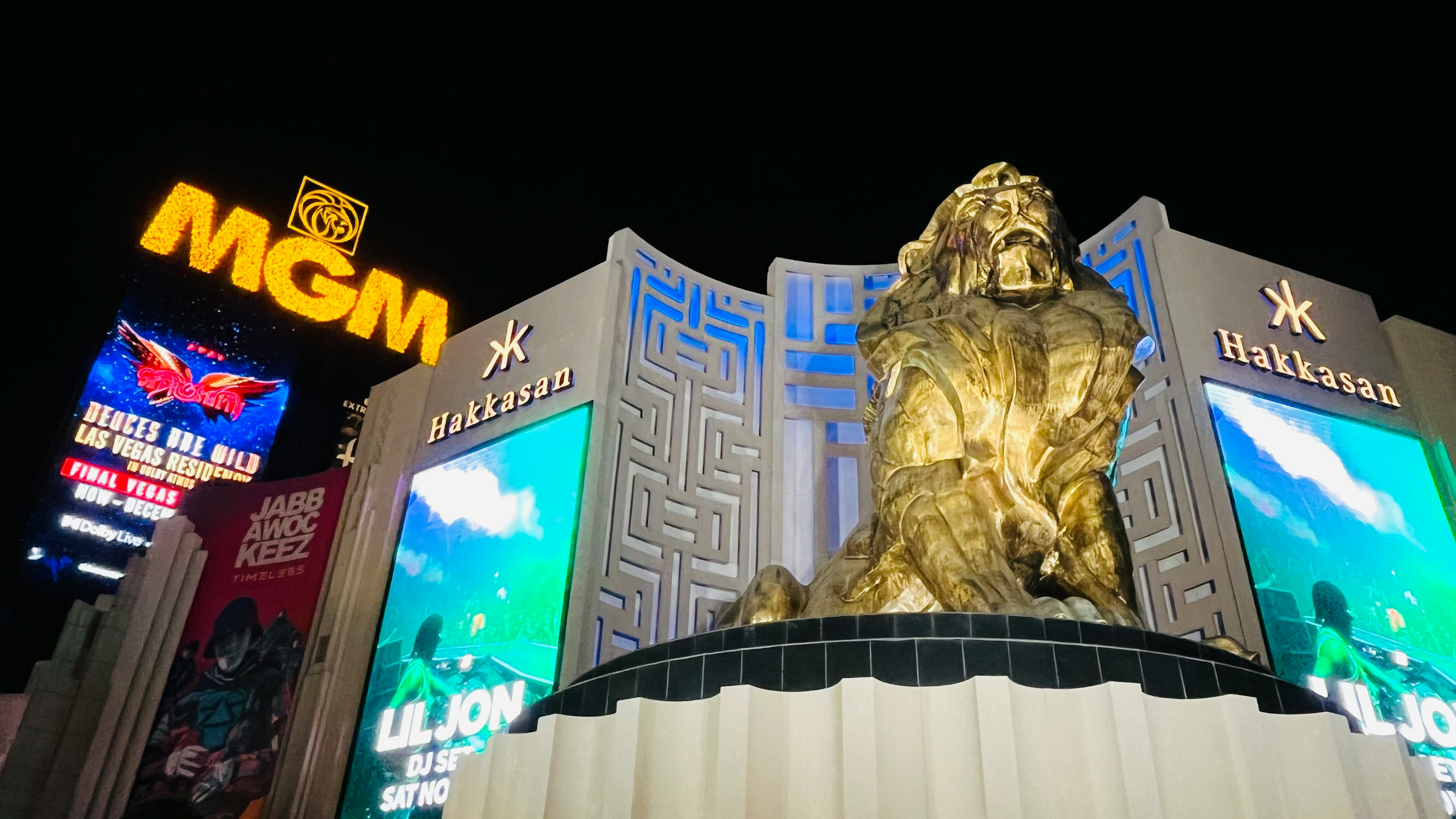 Estatua de león dorado frente al hotel MGM Grand en Las Vegas