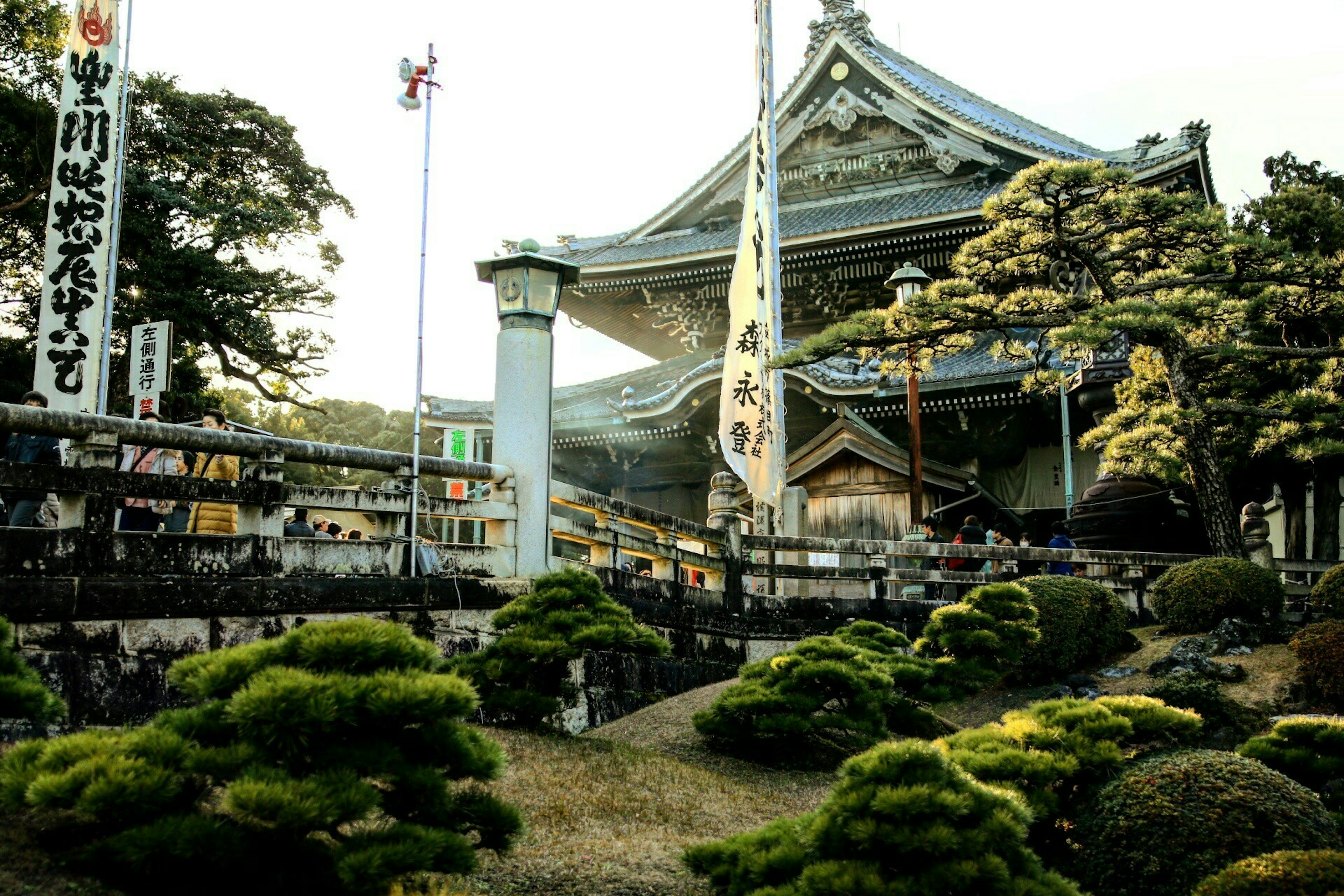 美しい庭園に囲まれた伝統的な日本の寺院の外観