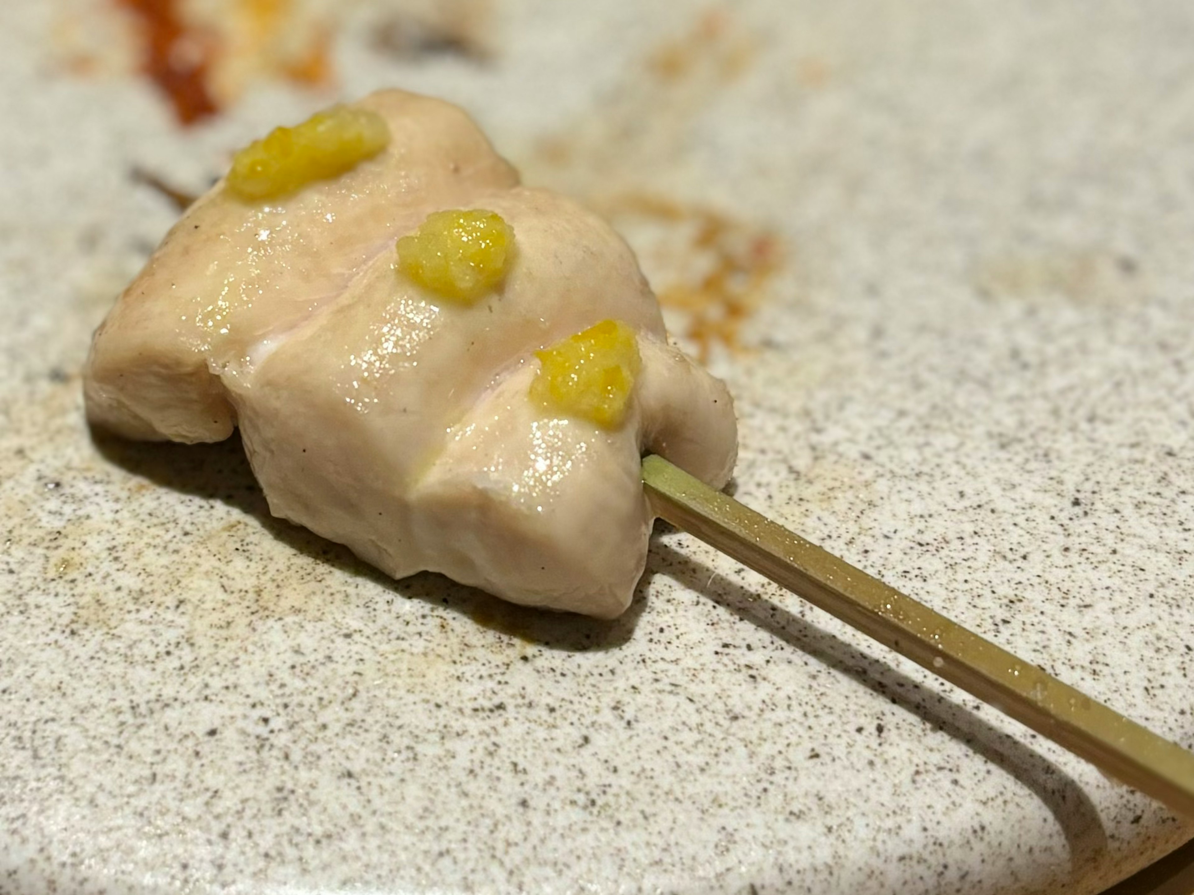 Sashimi de poisson blanc sur une brochette avec wasabi