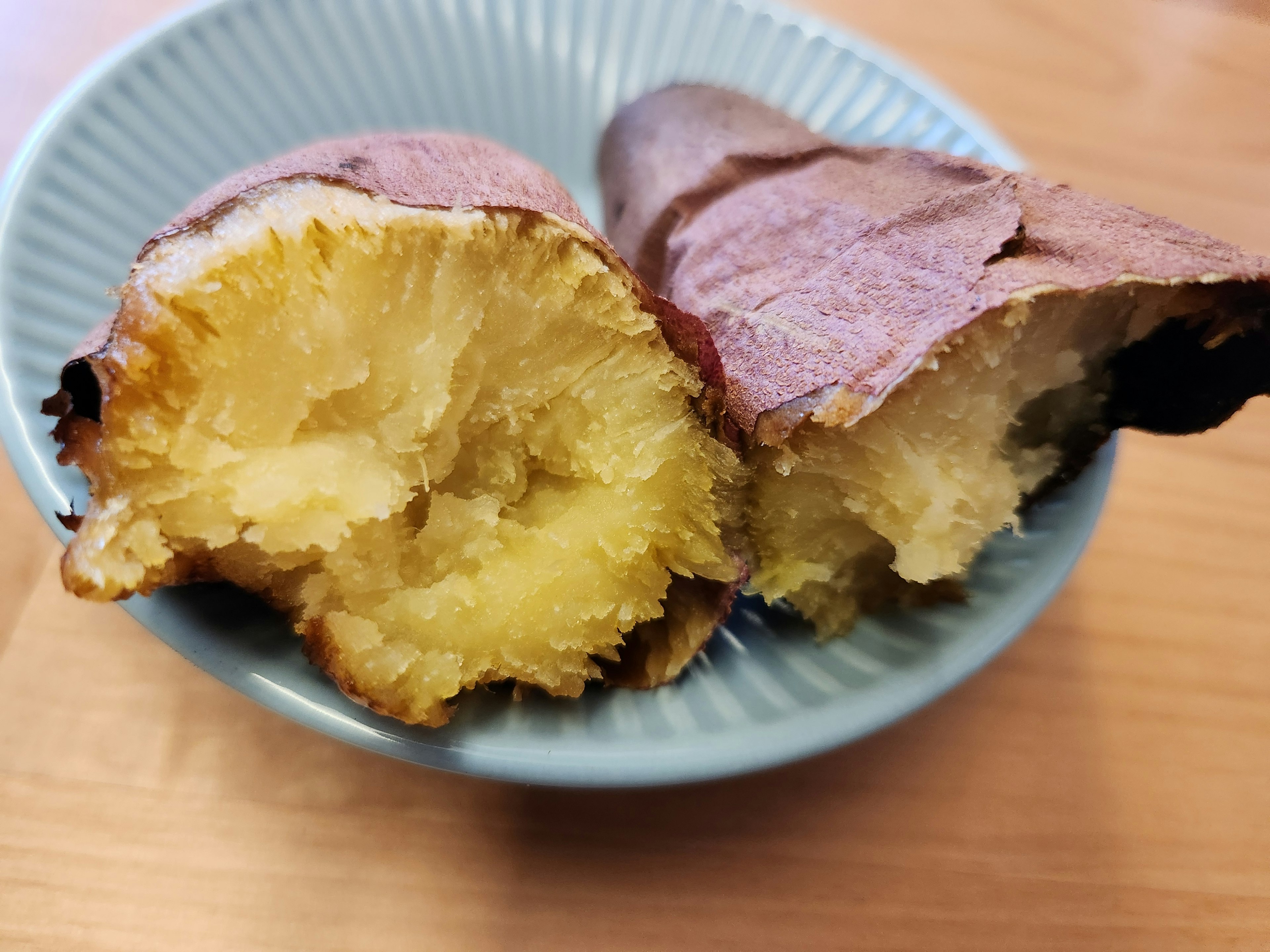 Image montrant la coupe d'une patate douce cuite douce et moelleuse