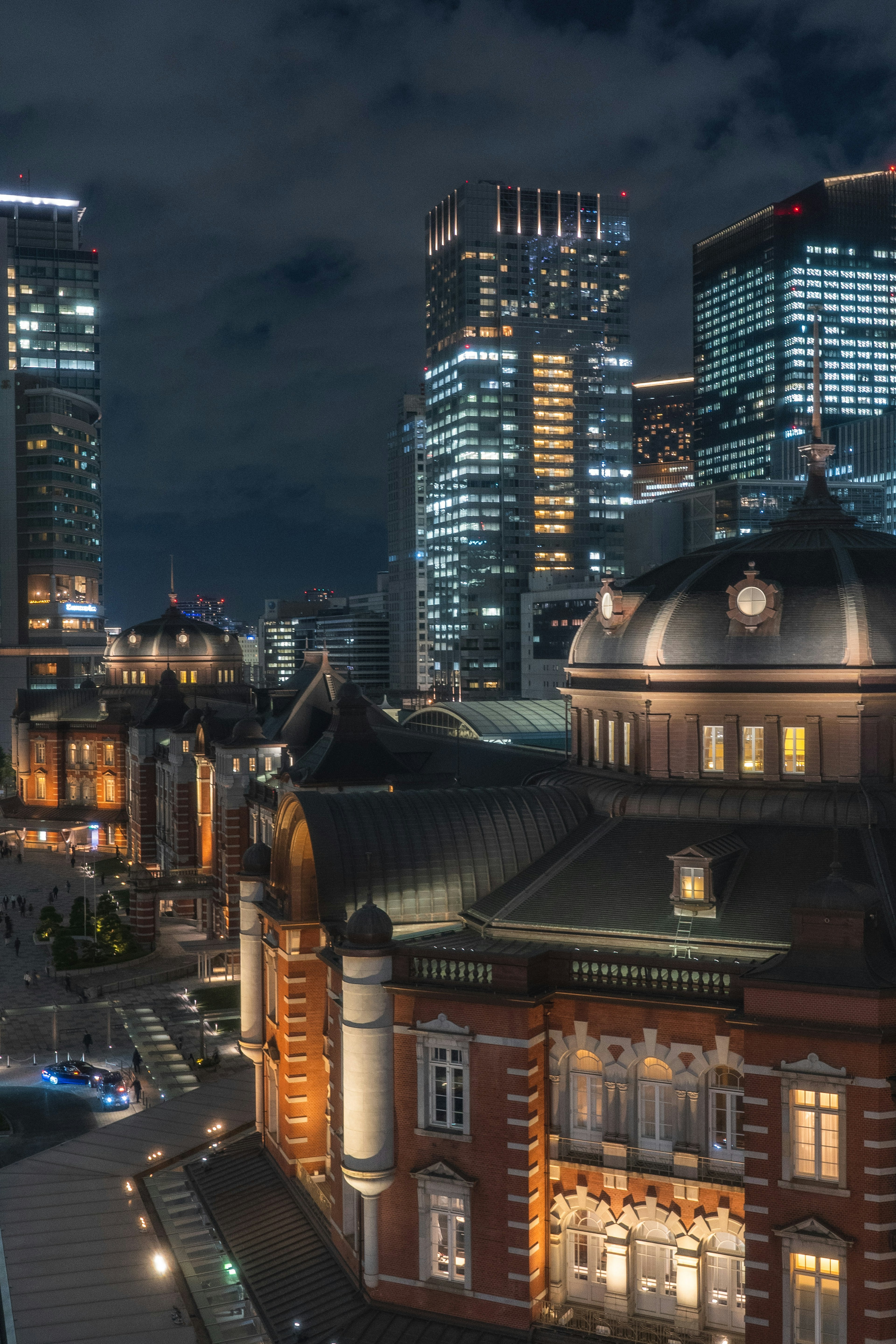 東京の夜景と近代的なビル群のコントラスト