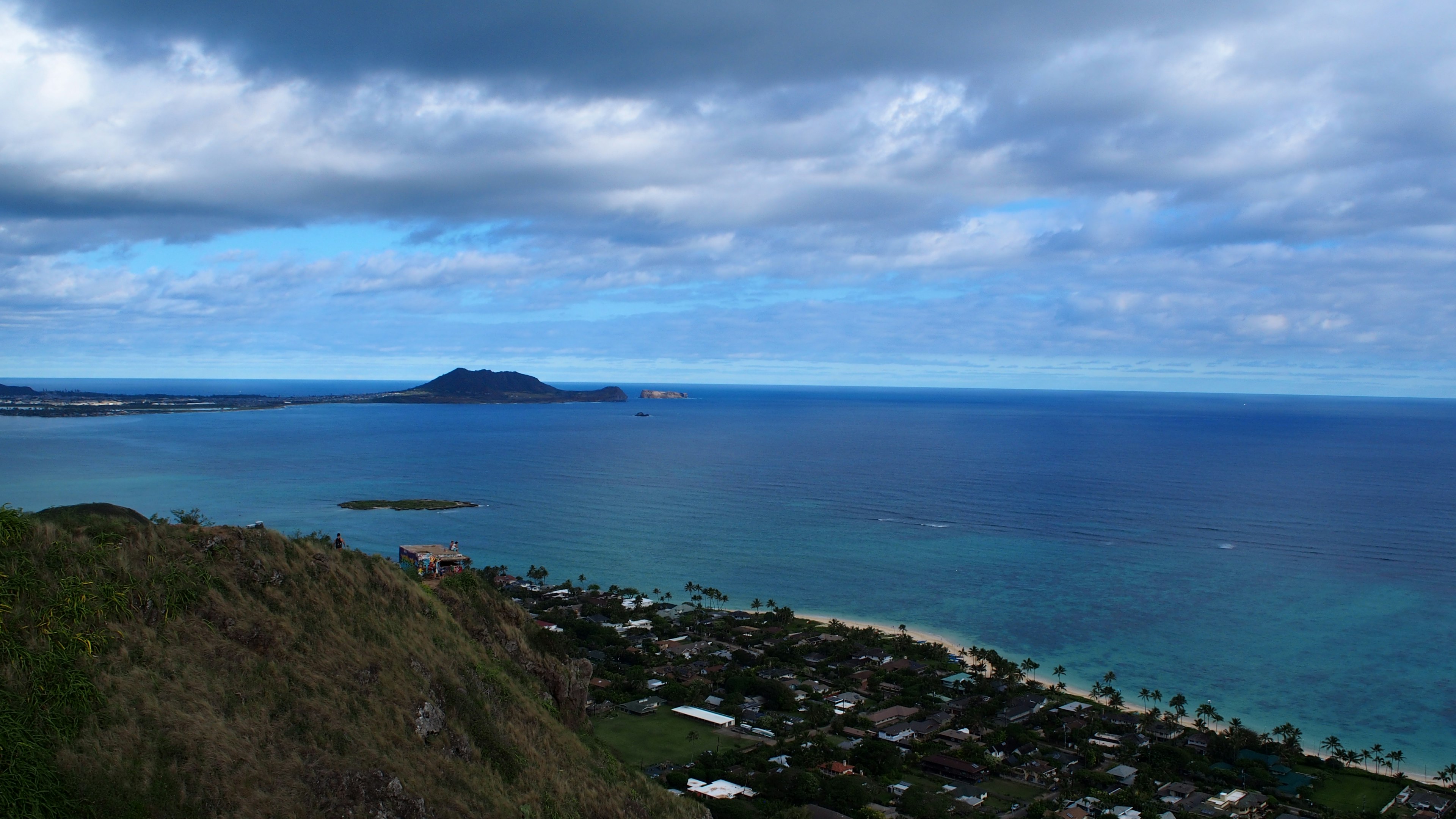 Vista panoramica dell'oceano blu e del cielo con un'isola in lontananza