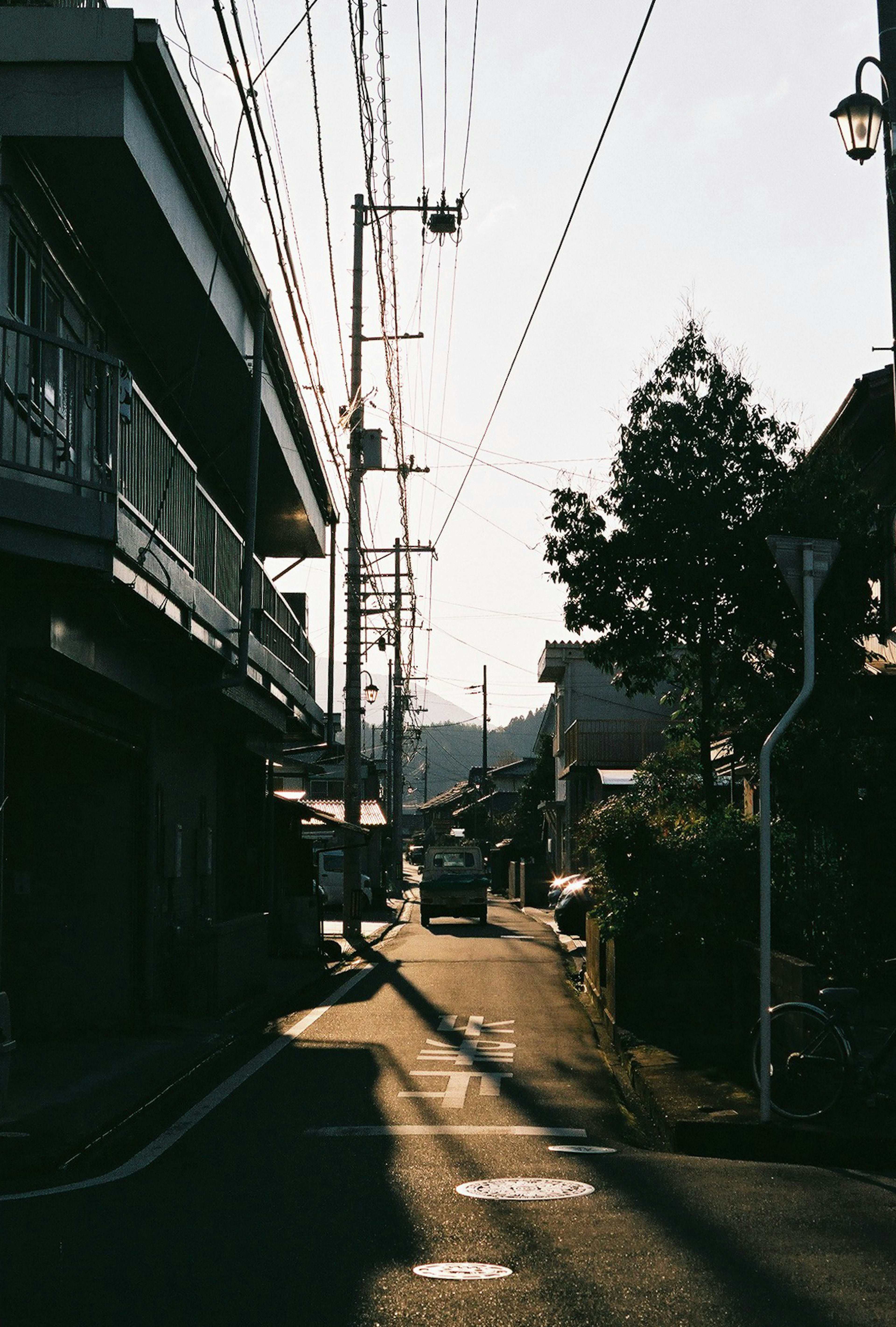 Calles tranquilas de un vecindario japonés con luz de atardecer