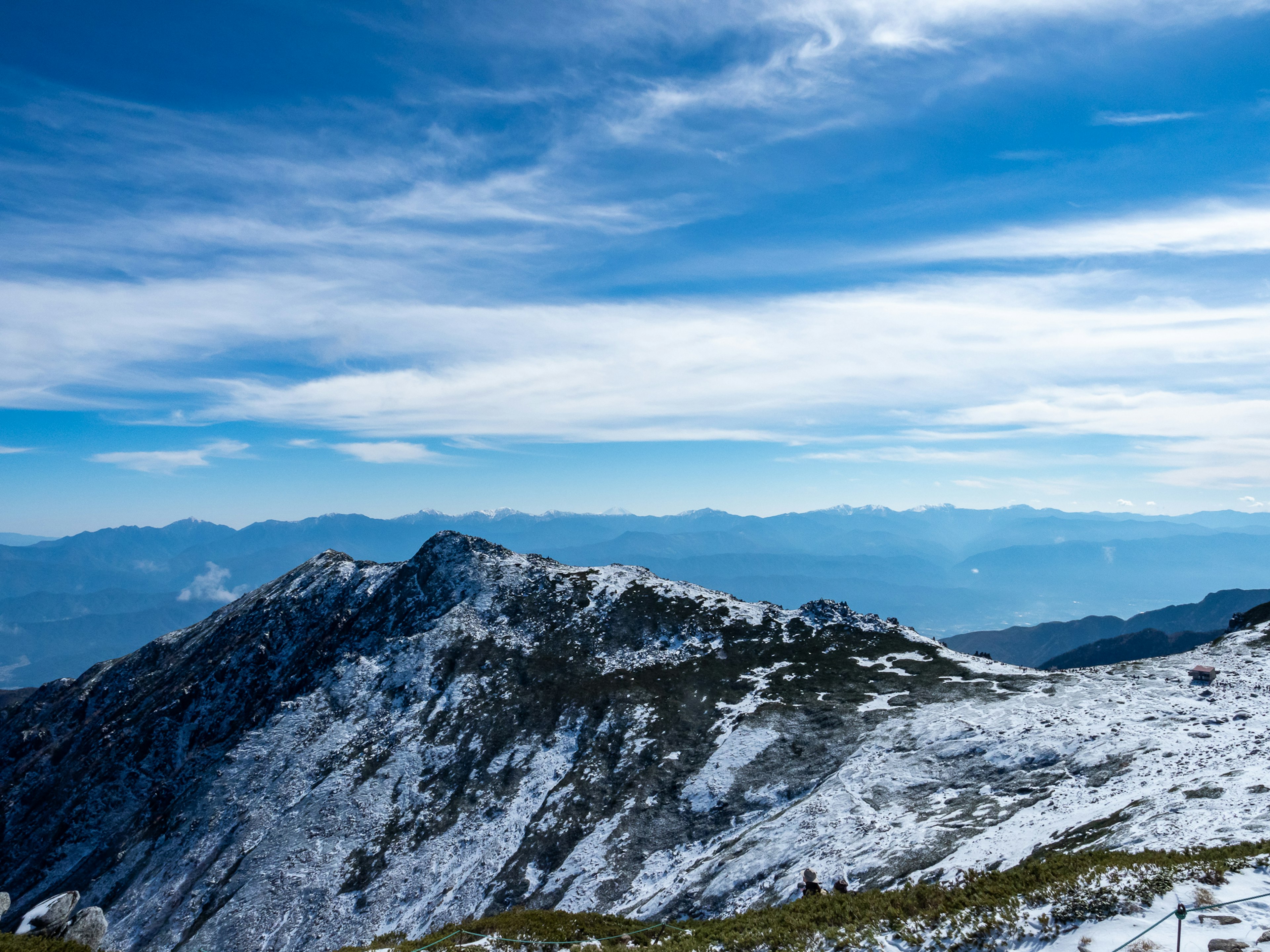 Montagnes enneigées sous un ciel bleu lumineux