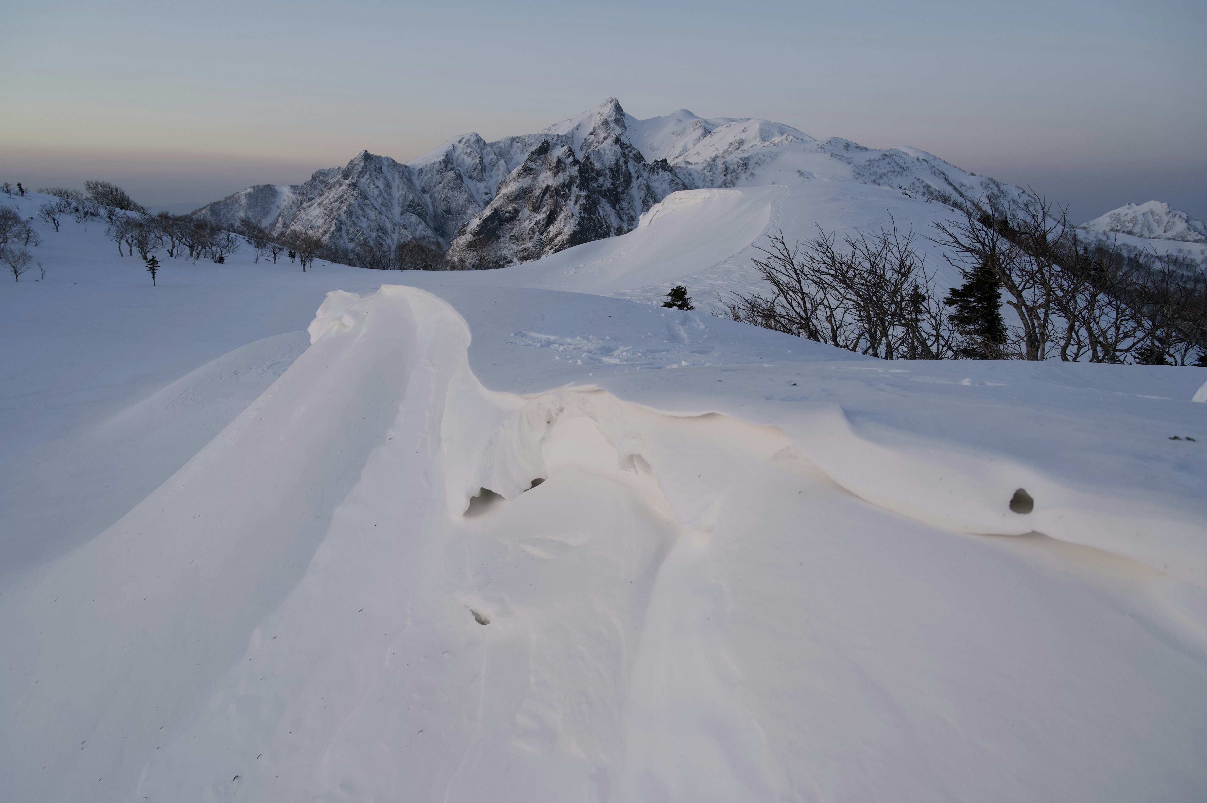 Schneebedeckte Berglandschaft mit sanftem Morgenlicht