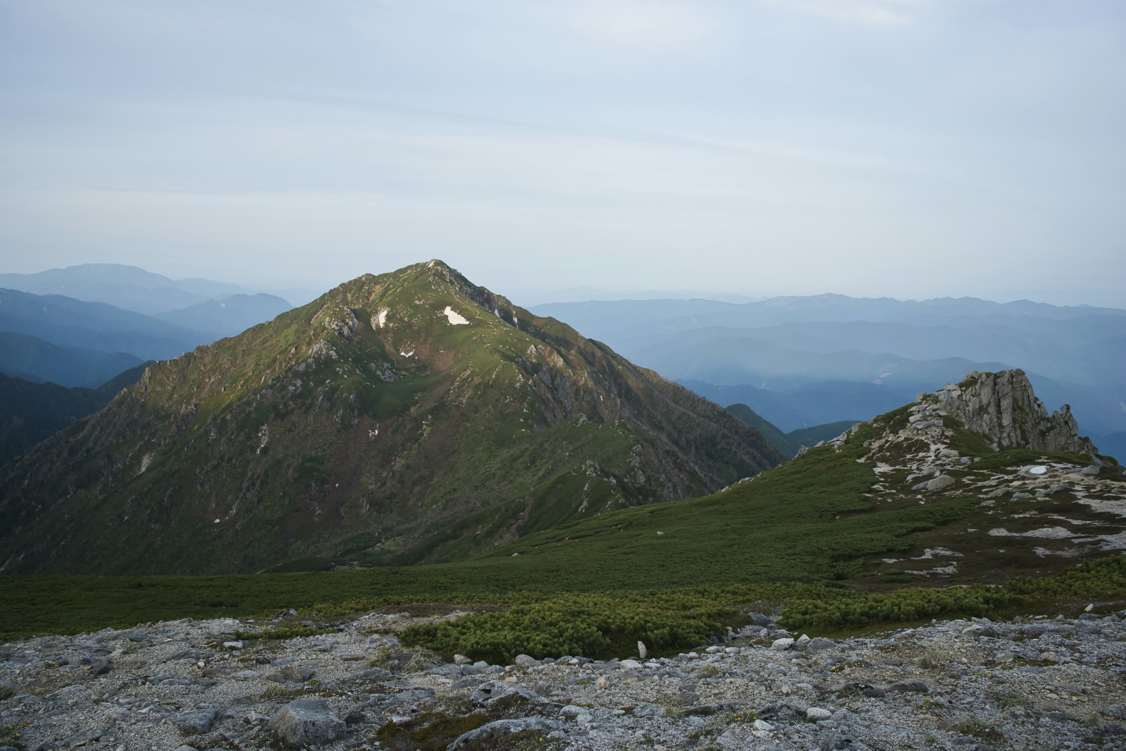 Malersicher Blick auf grüne Berge und felsiges Gelände