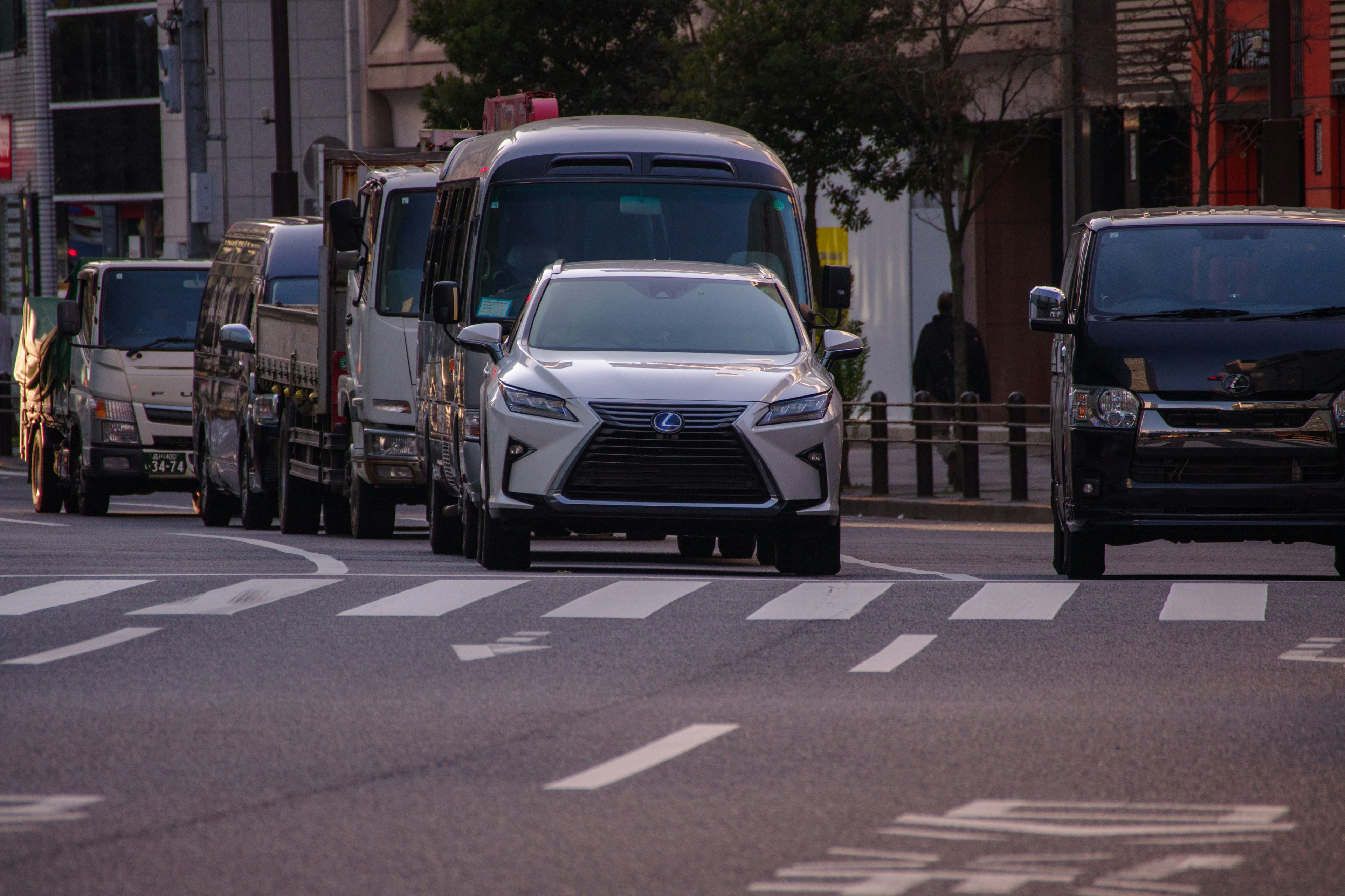 城市道路上车辆的照片前面有一辆白色SUV