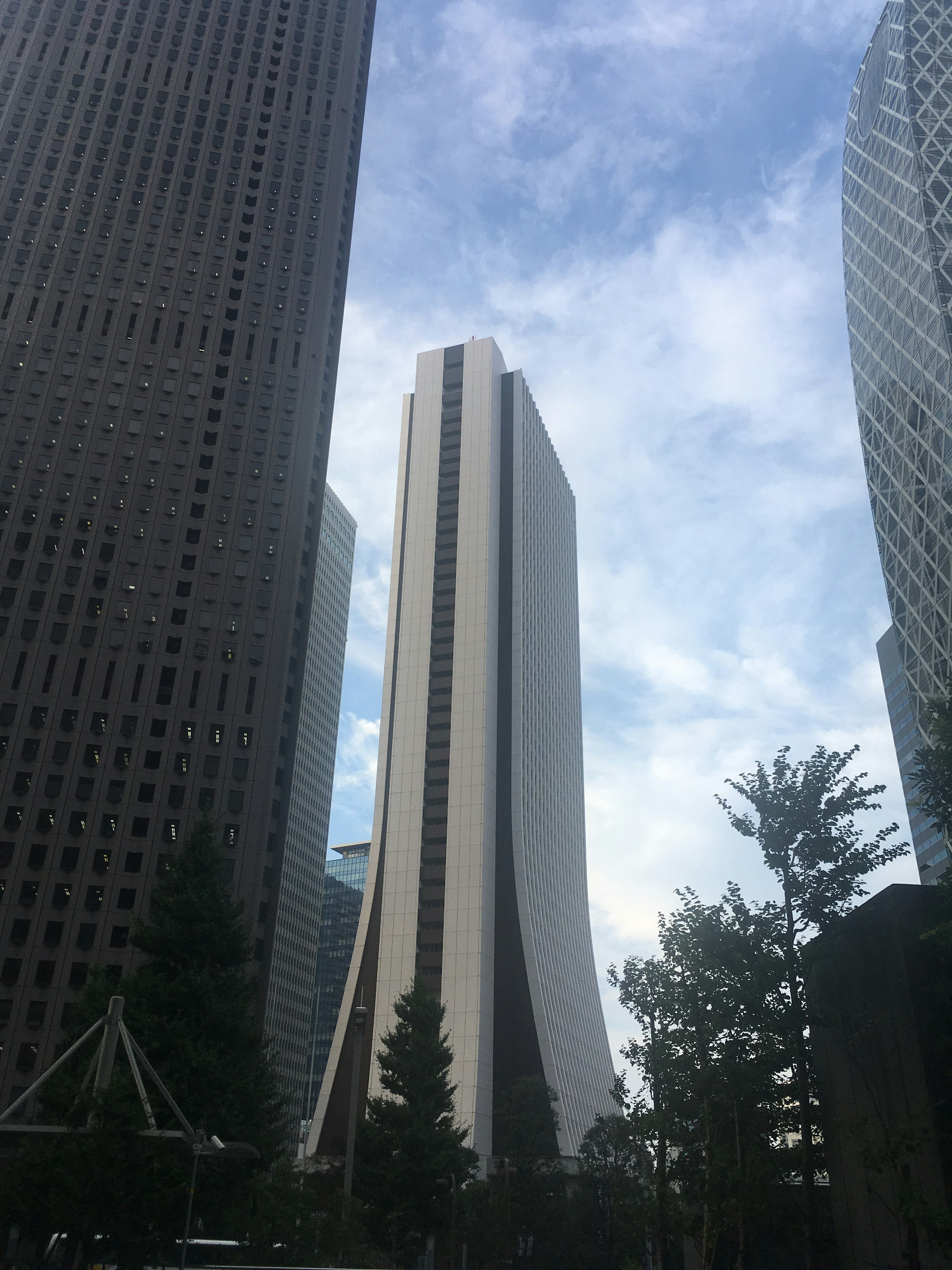 Paisaje urbano con edificios altos y una estructura de diseño único en el centro