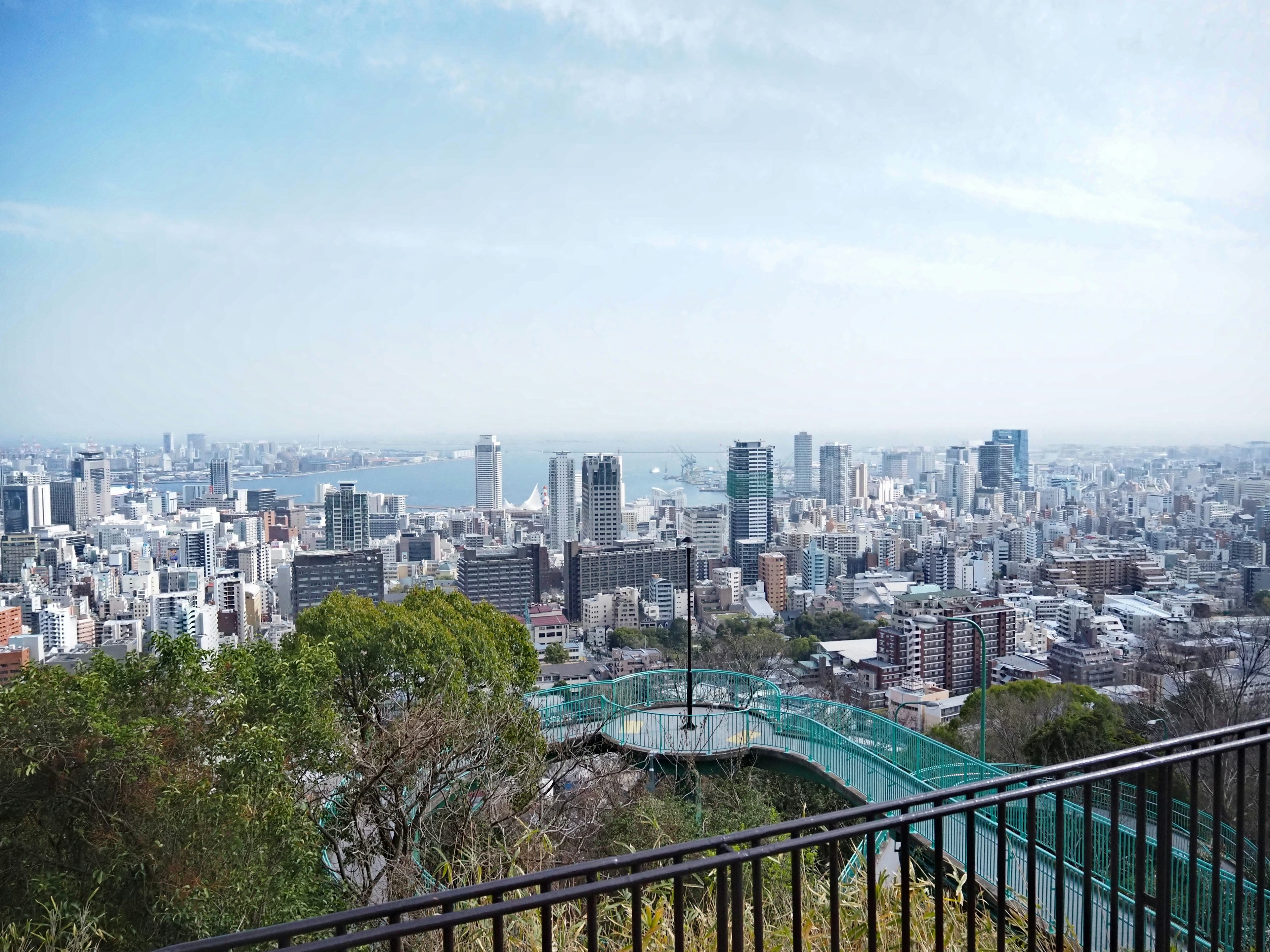 Vue depuis un point de vue montrant des gratte-ciel et une ville étendue