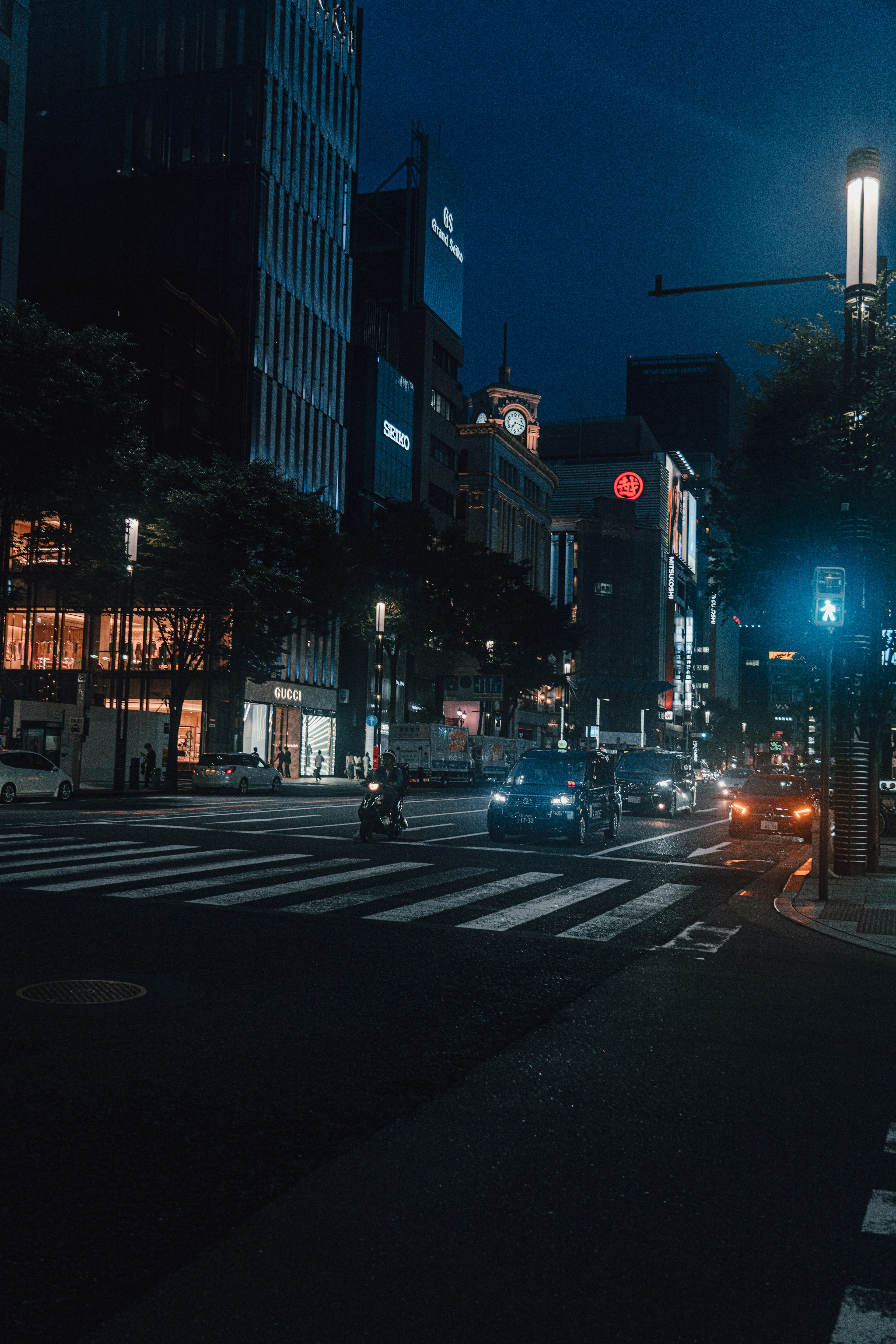 夜の都市風景 複数のビルと明かりが点在する交差点