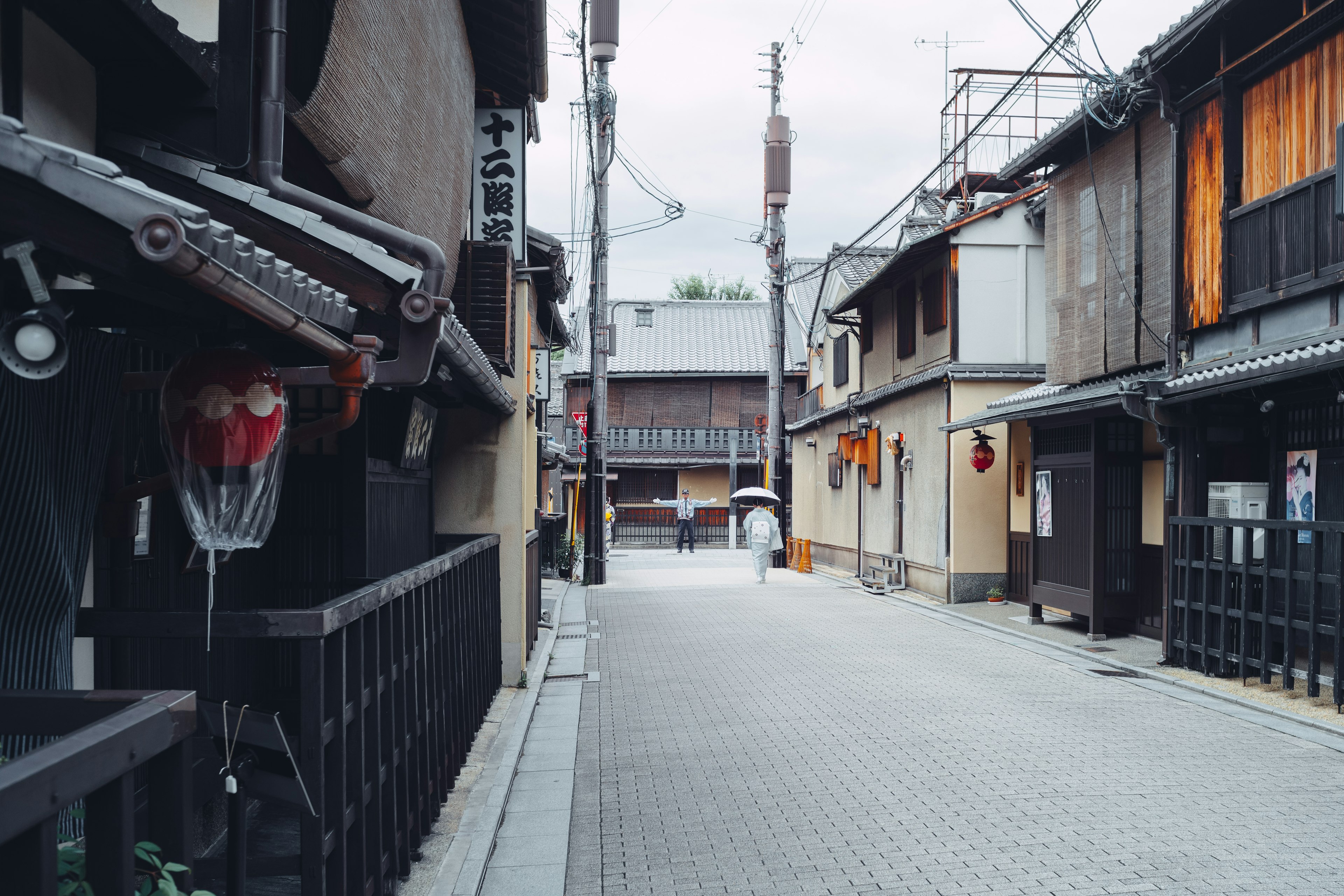 Jalan tradisional Jepang yang tenang dengan bangunan kayu