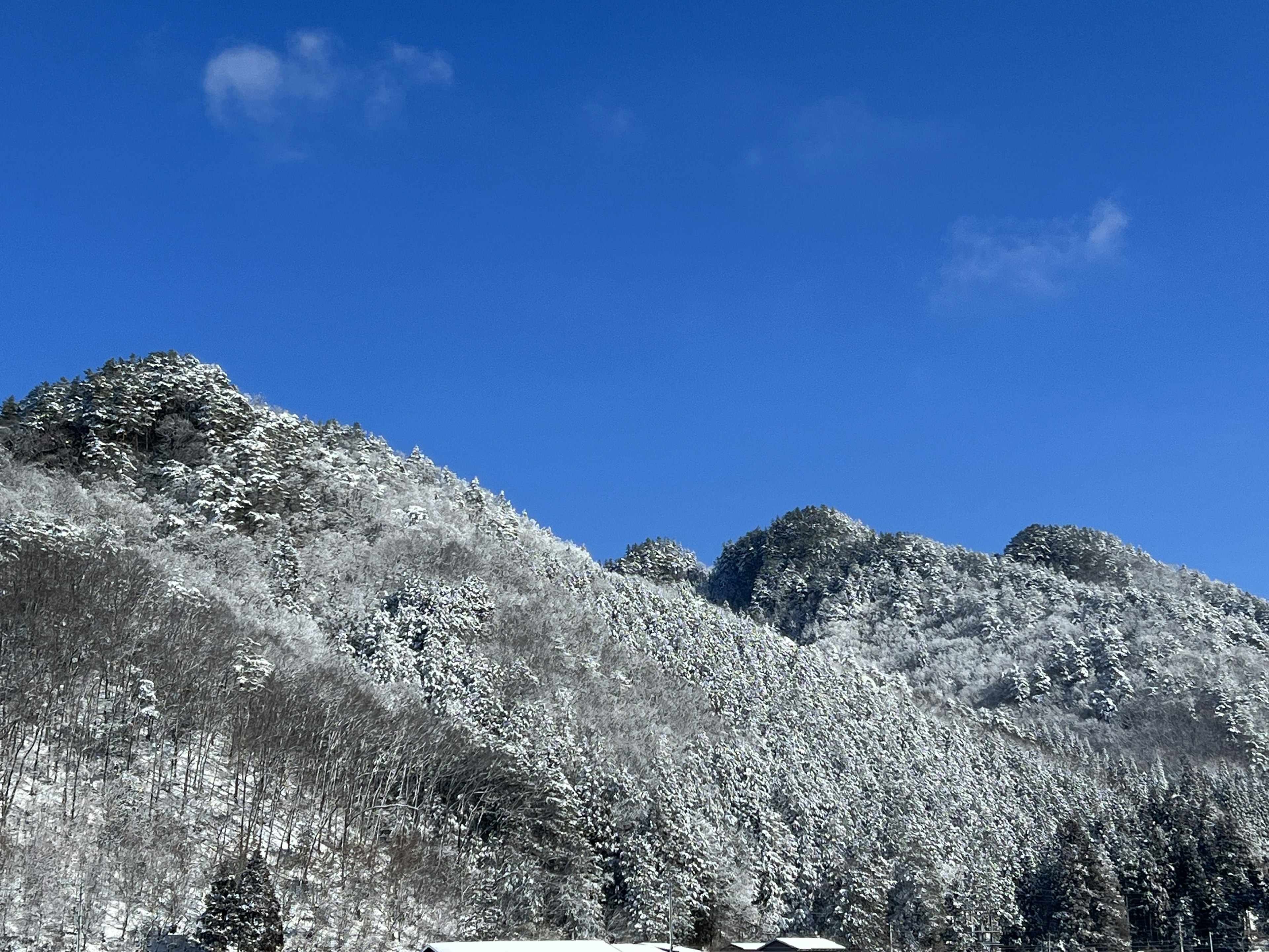 Montagnes enneigées sous un ciel bleu clair