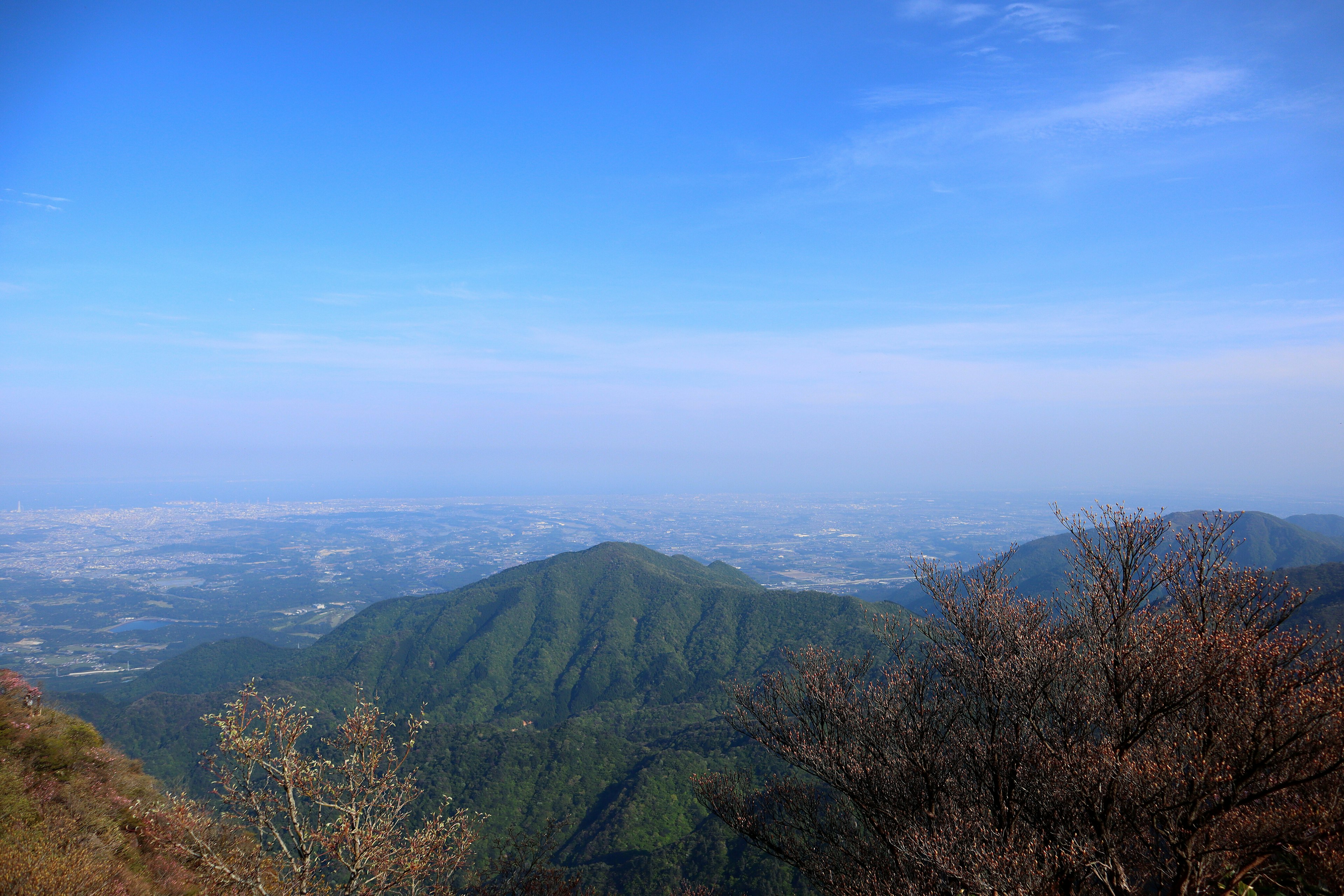 Schöne Landschaft von Bergen und Tälern unter einem blauen Himmel