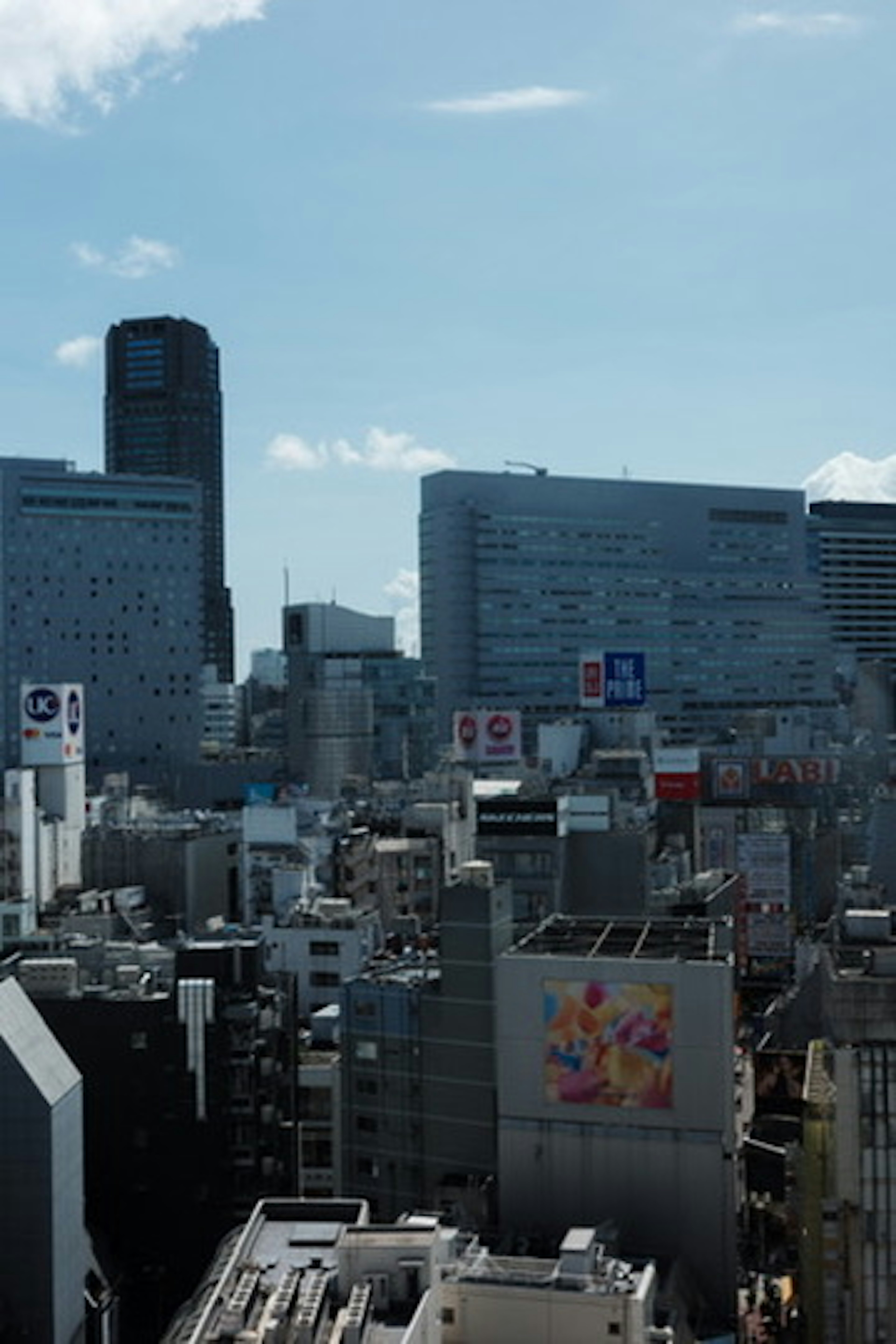 都市の風景 高層ビルと青空 看板が多い