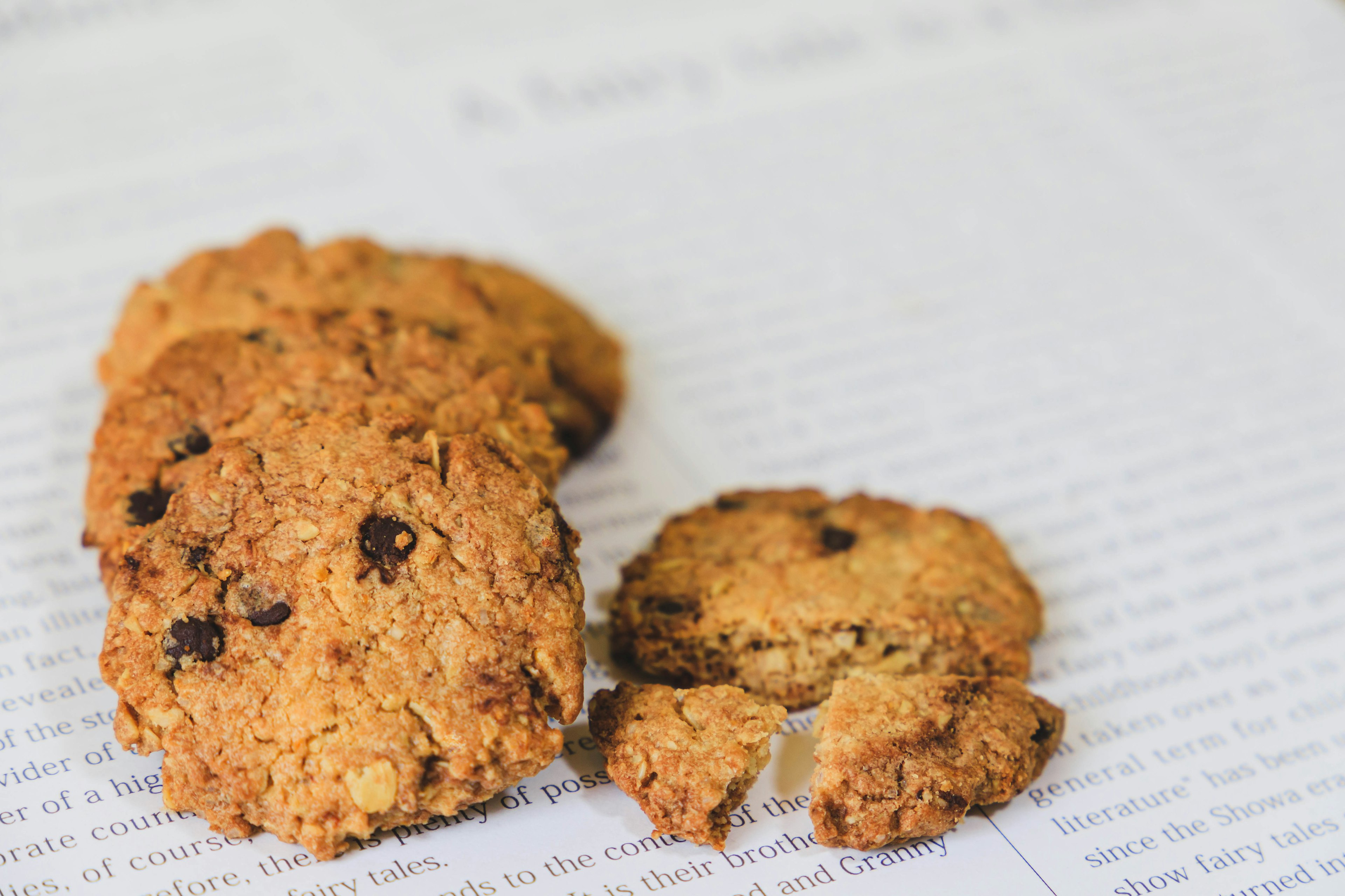 Galletas recién horneadas sobre una hoja de papel