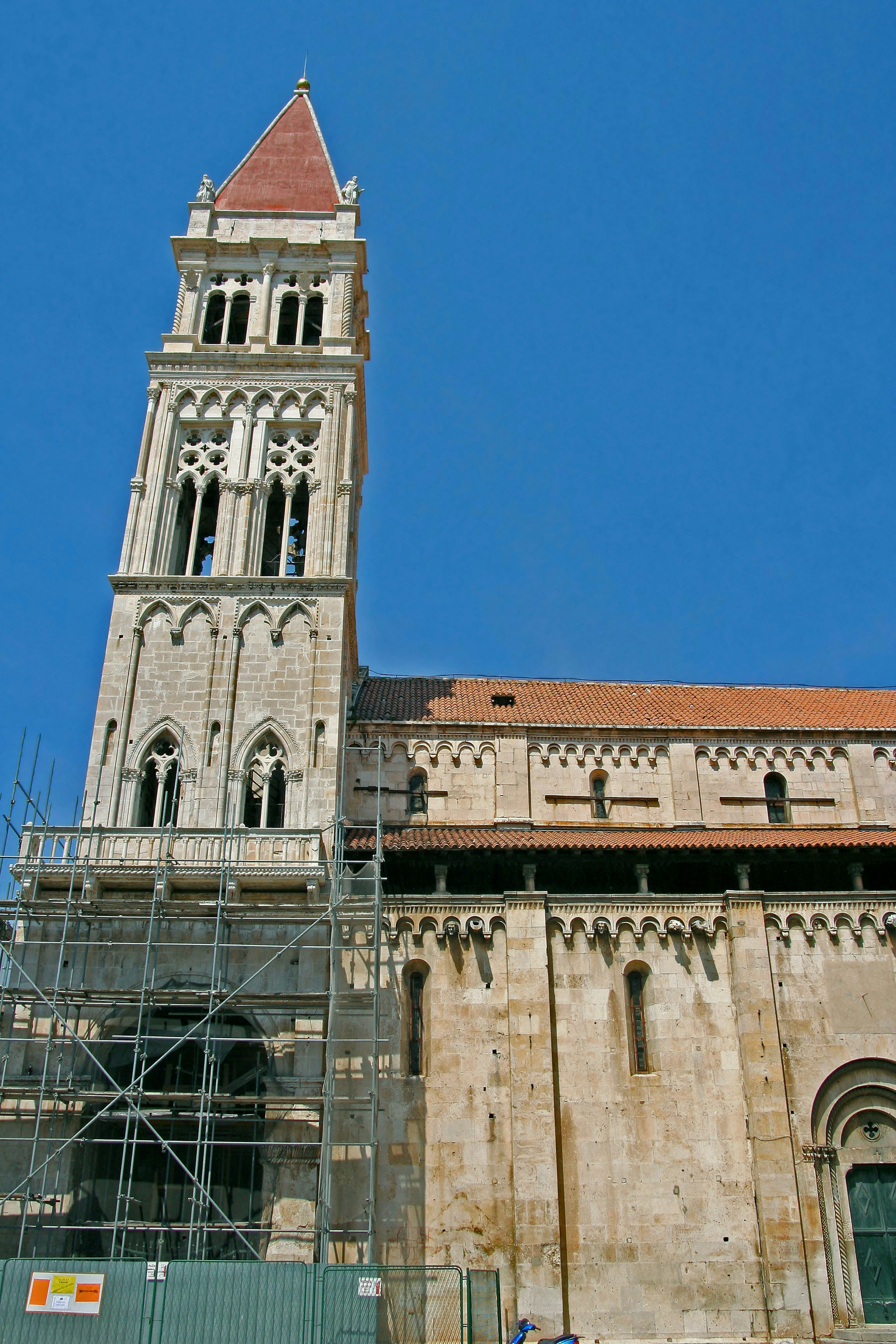 Foto der Kathedrale des Heiligen Laurentius in Trogir mit Gerüst