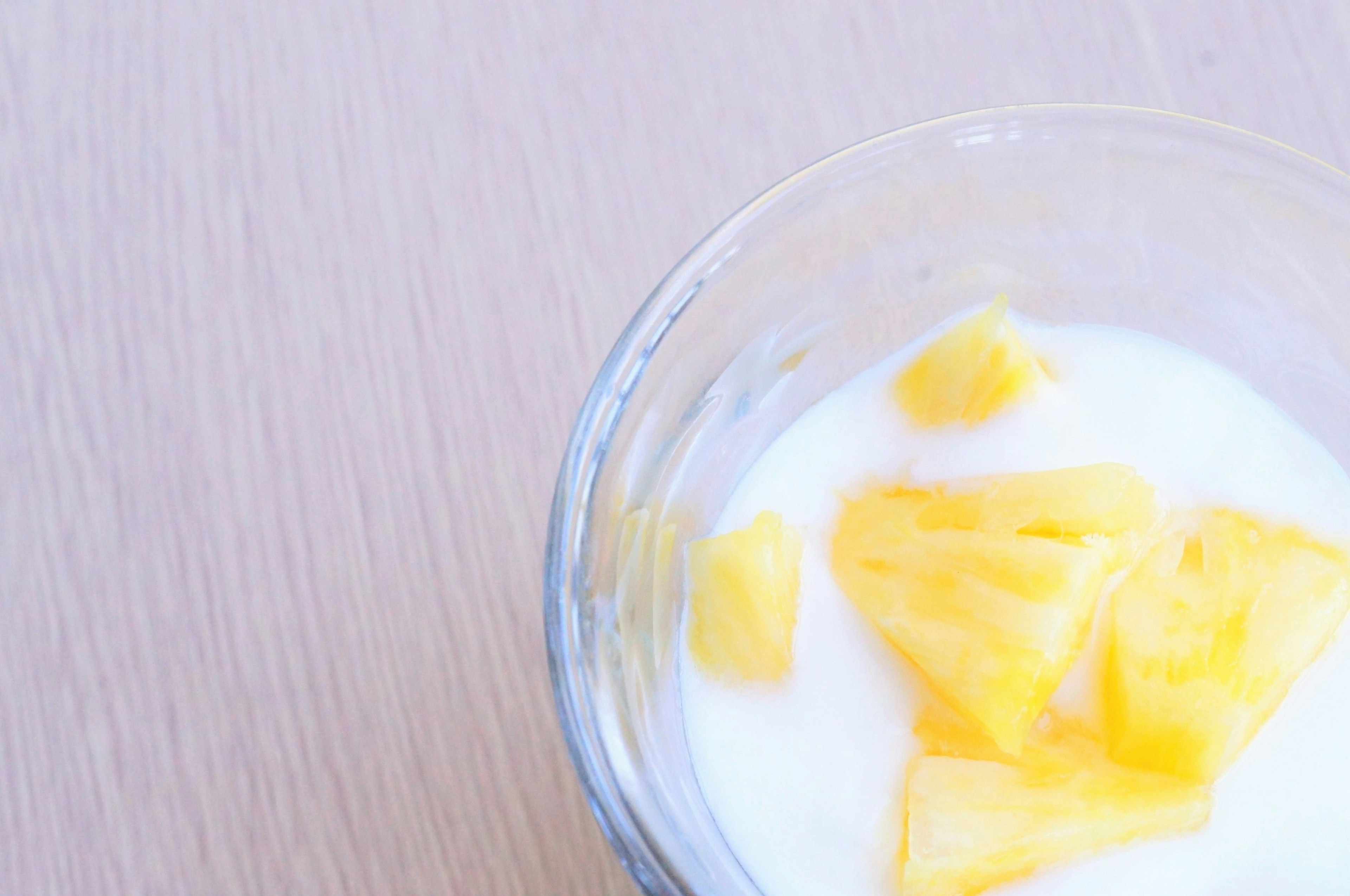 Yogurt cremoso guarnito con ananas a dadini