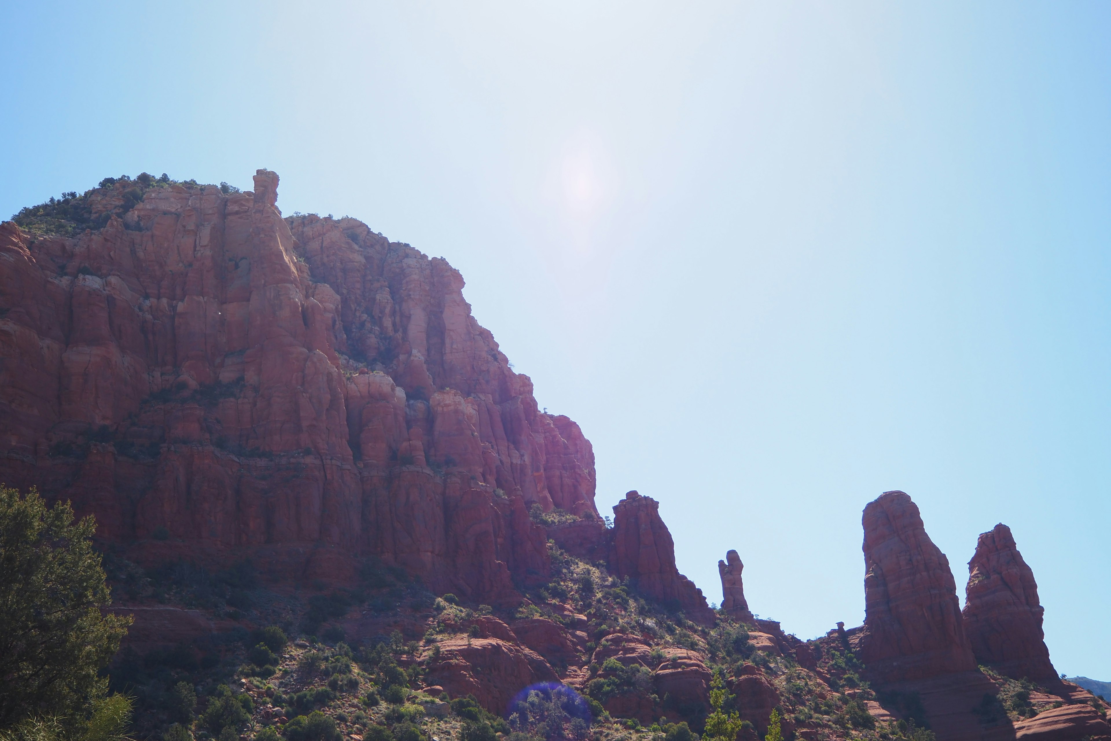 Formazioni rocciose rosse sotto un cielo blu chiaro