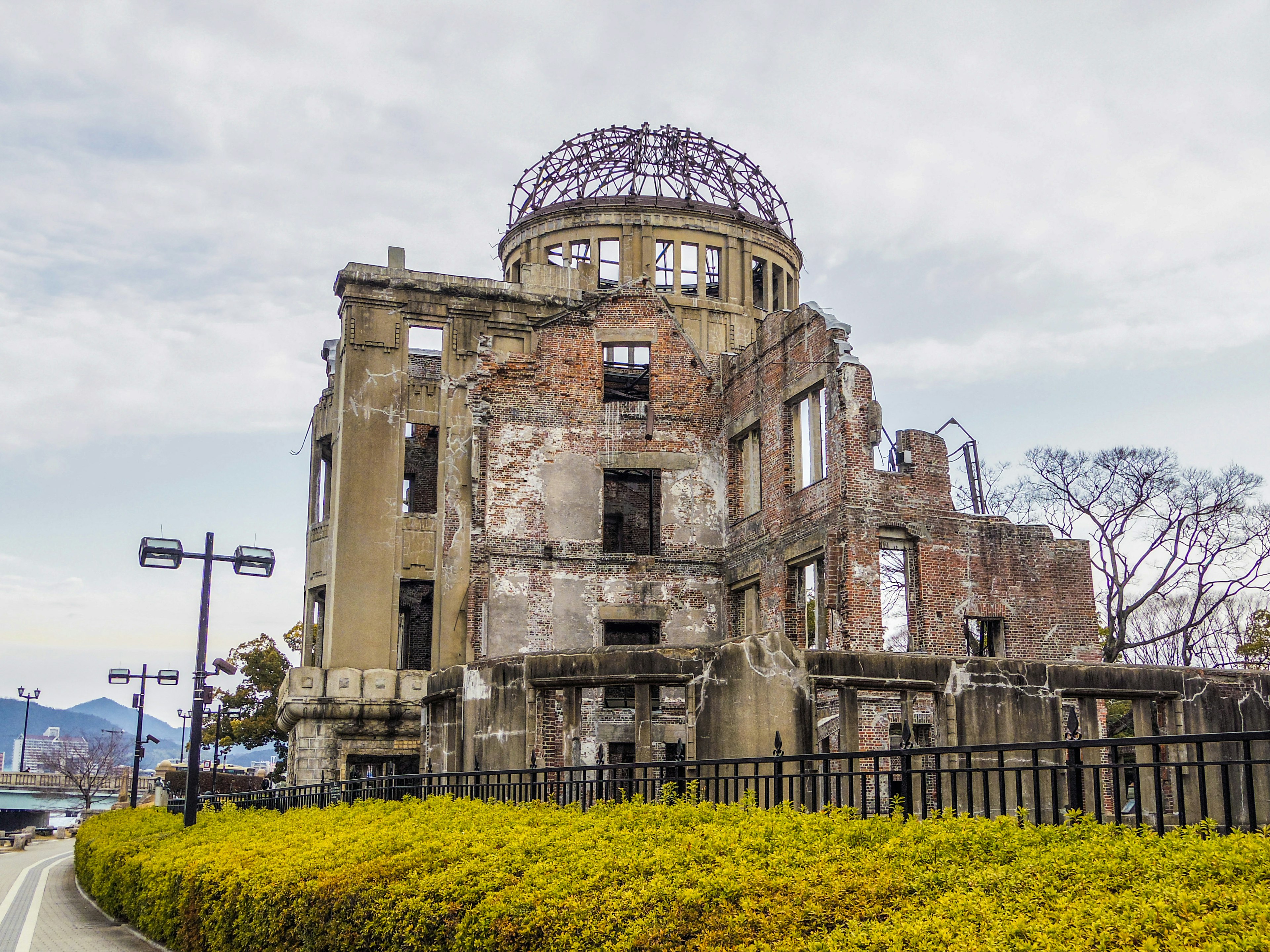 Rovine del Dôme della bomba atomica di Hiroshima con vegetazione circostante