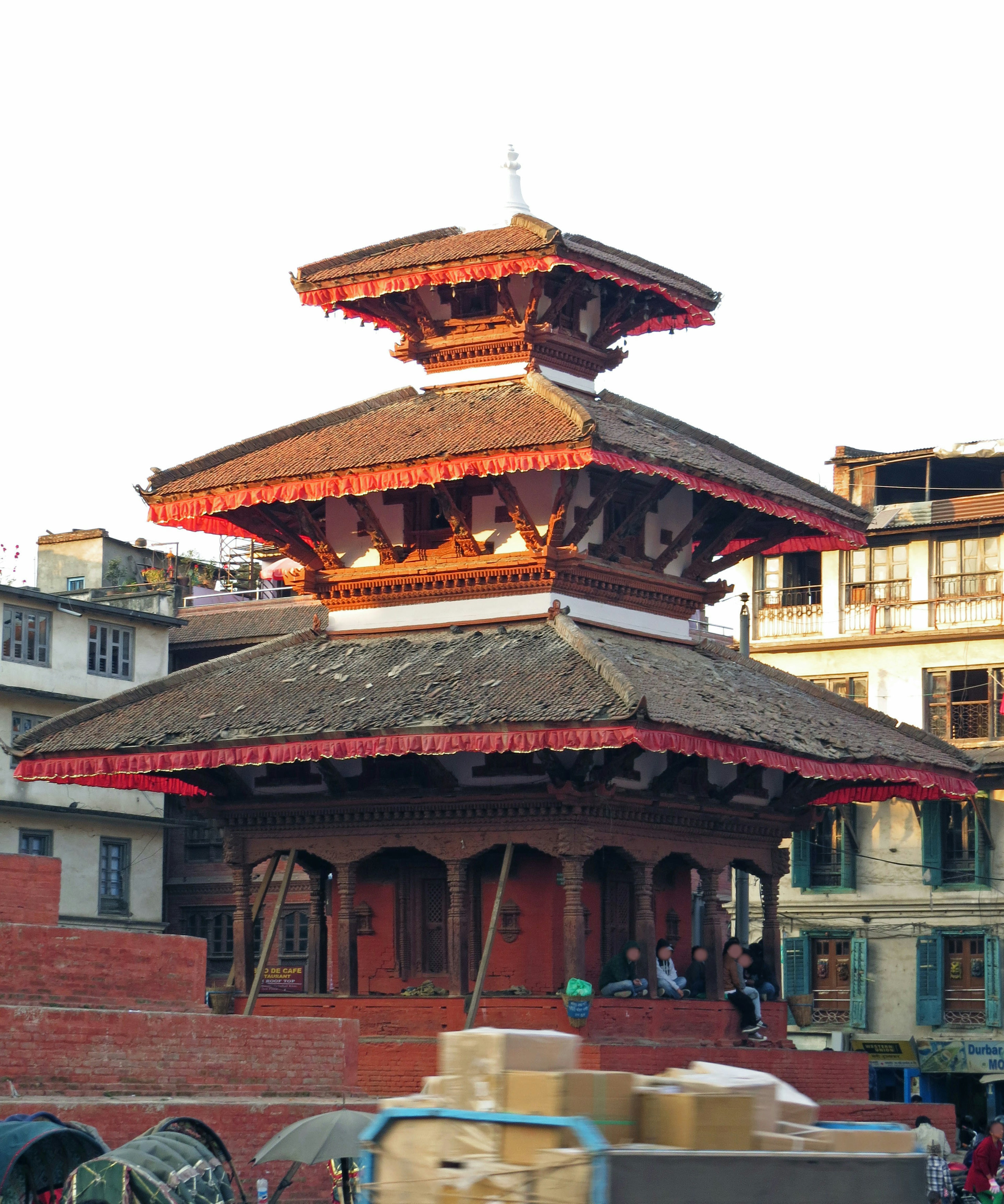 Estructura de templo nepalí tradicional con techos rojos y diseño de madera